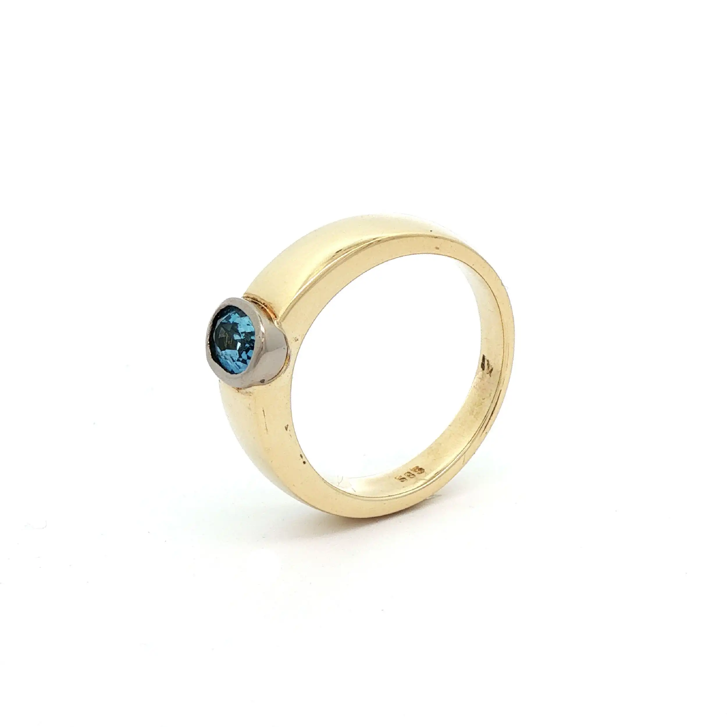 Ring Gelbgold mit hellblauem Farbstein