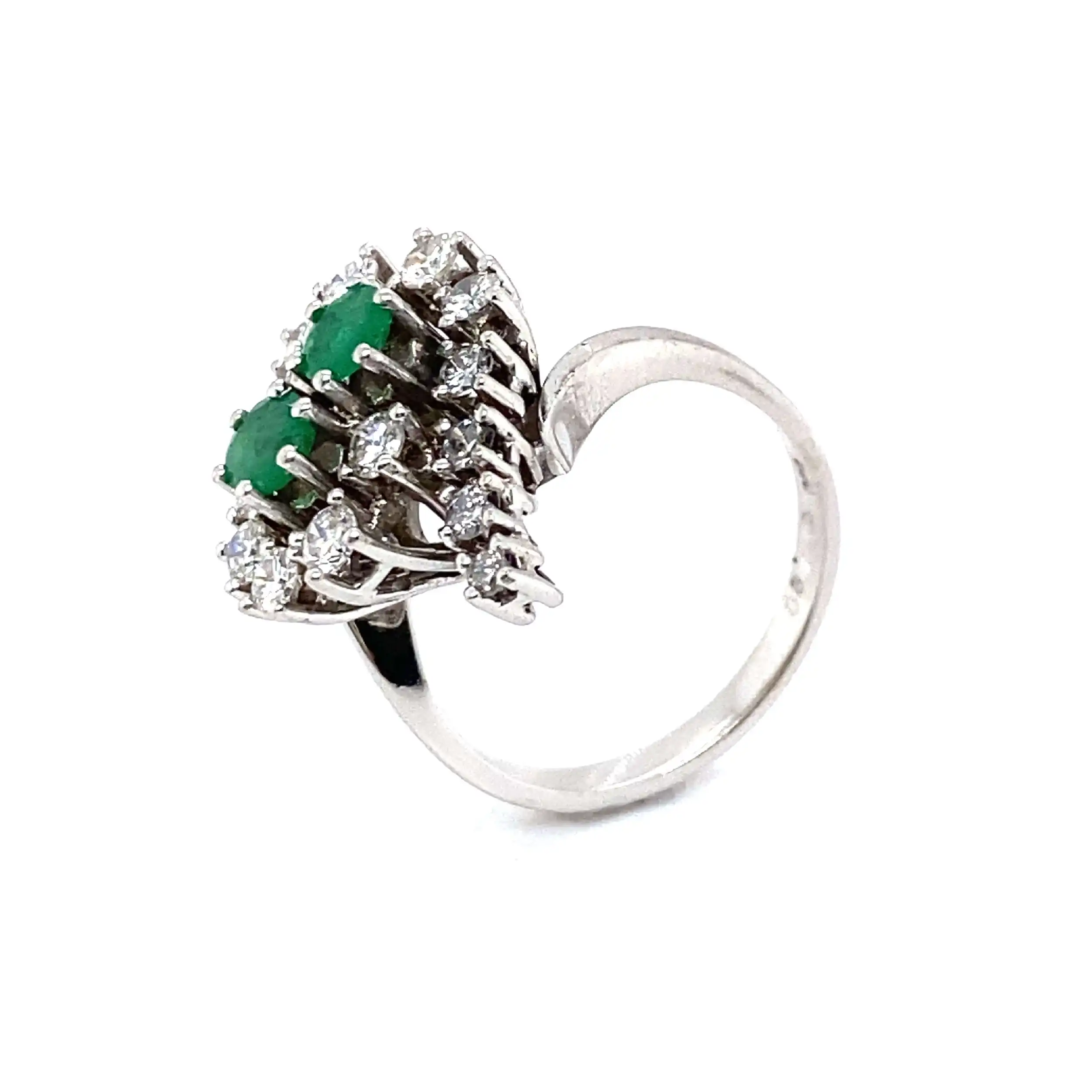 Ring Weißgold mit Smaragd und Brillanten, graviert mit 0,90ct Ring Weißgold mit Smaragd und Brillanten, graviert mit 0,90ct