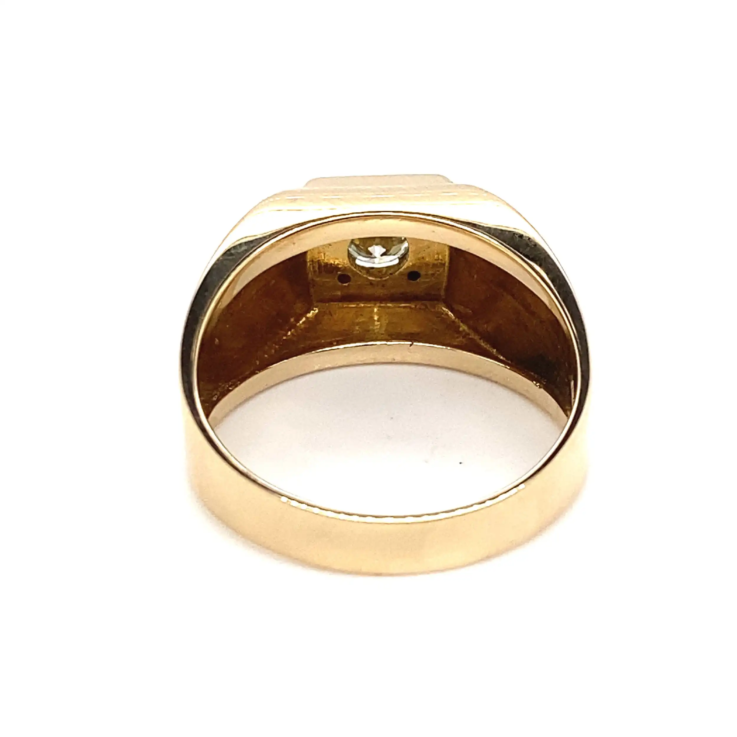Herrenring Gelbgold mit Solitär Brillant, graviert mit 0,38ct. Herrenring Gelbgold mit Solitär Brillant, graviert mit 0,38ct.