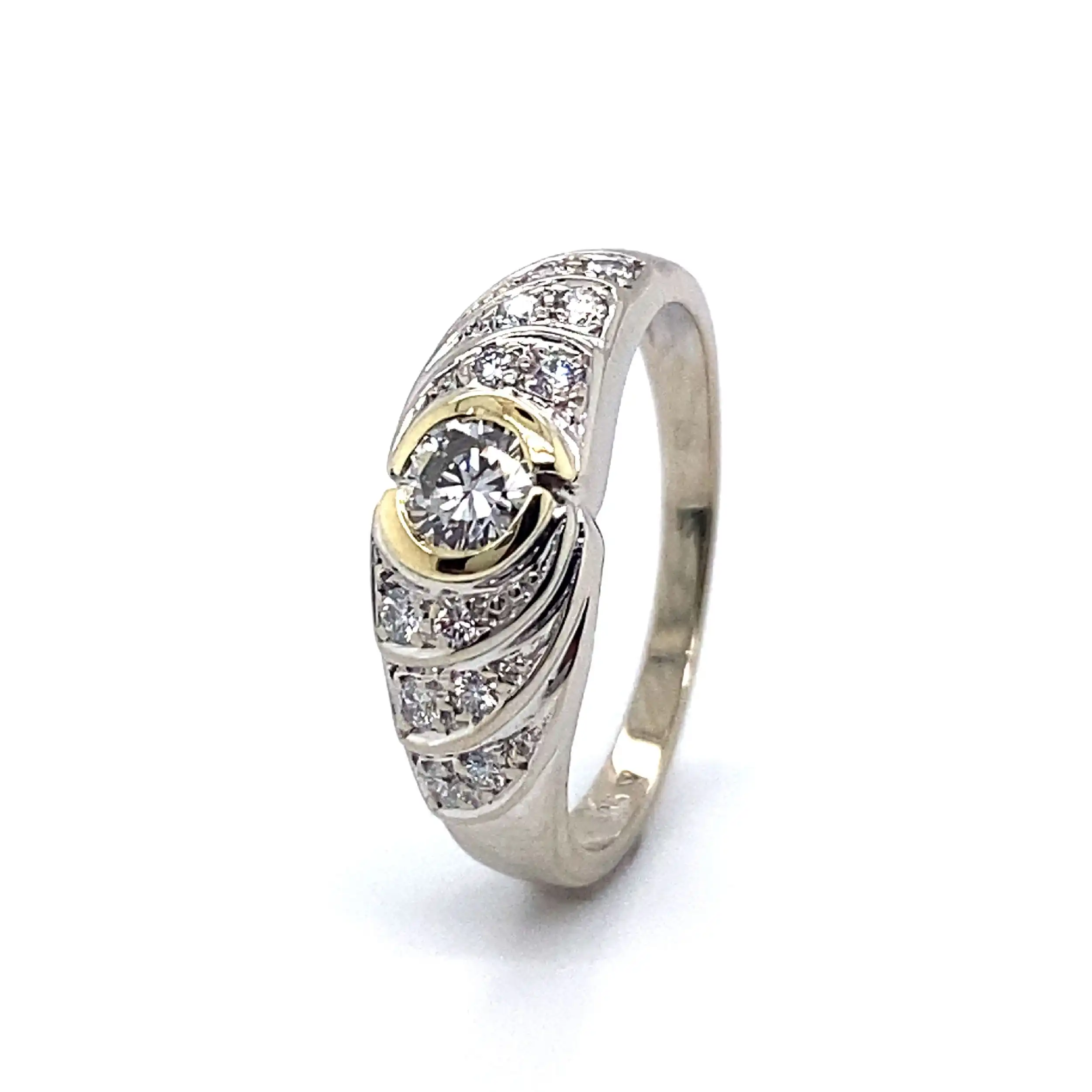 Ring Weißgold mit Solitär Brillant und Melee Brillanten, graviert mit 0,50ct Ring Weißgold mit Solitär Brillant und Melee Brillanten, graviert mit 0,50ct