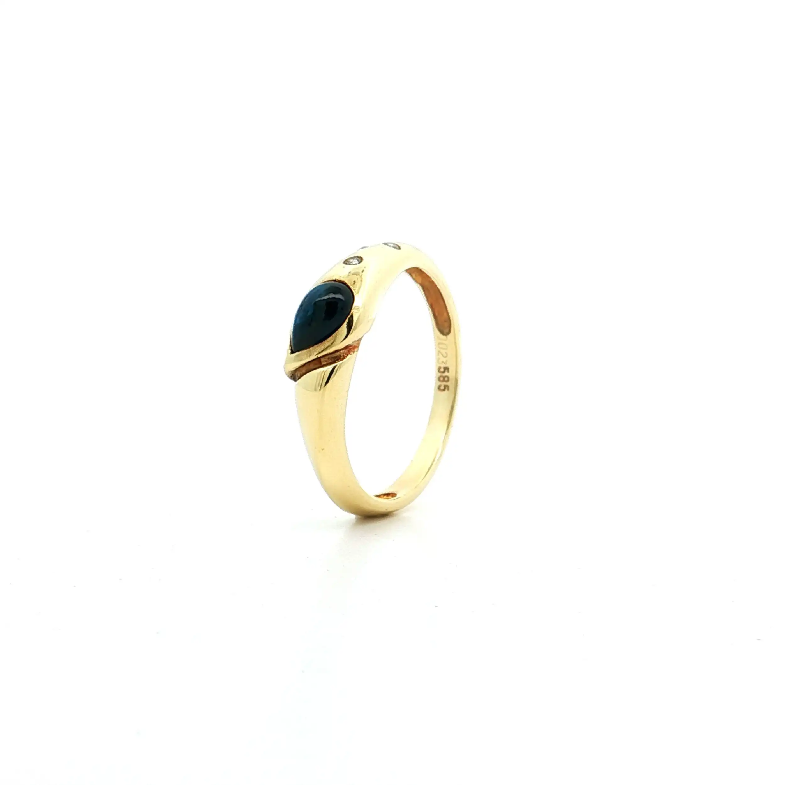 Ring Gelbgold mit Saphir Cabochon & Diamanten, graviert mit 0,023ct. Ring Gelbgold mit Saphir Cabochon & Diamanten, graviert mit 0,023ct.