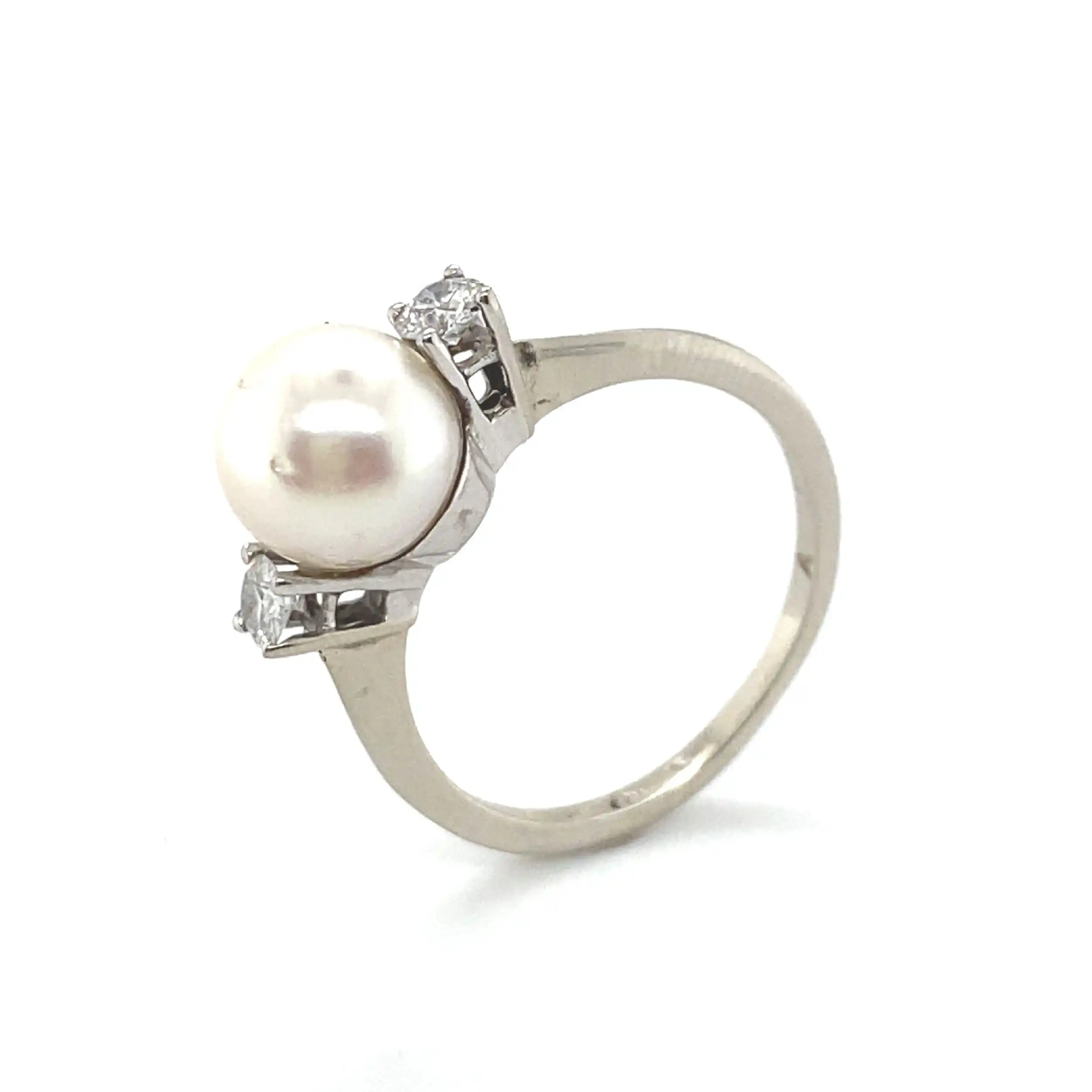 Perlring mit Brillanten, graviert mit 0,24ct Perlring mit Brillanten, graviert mit 0,24ct