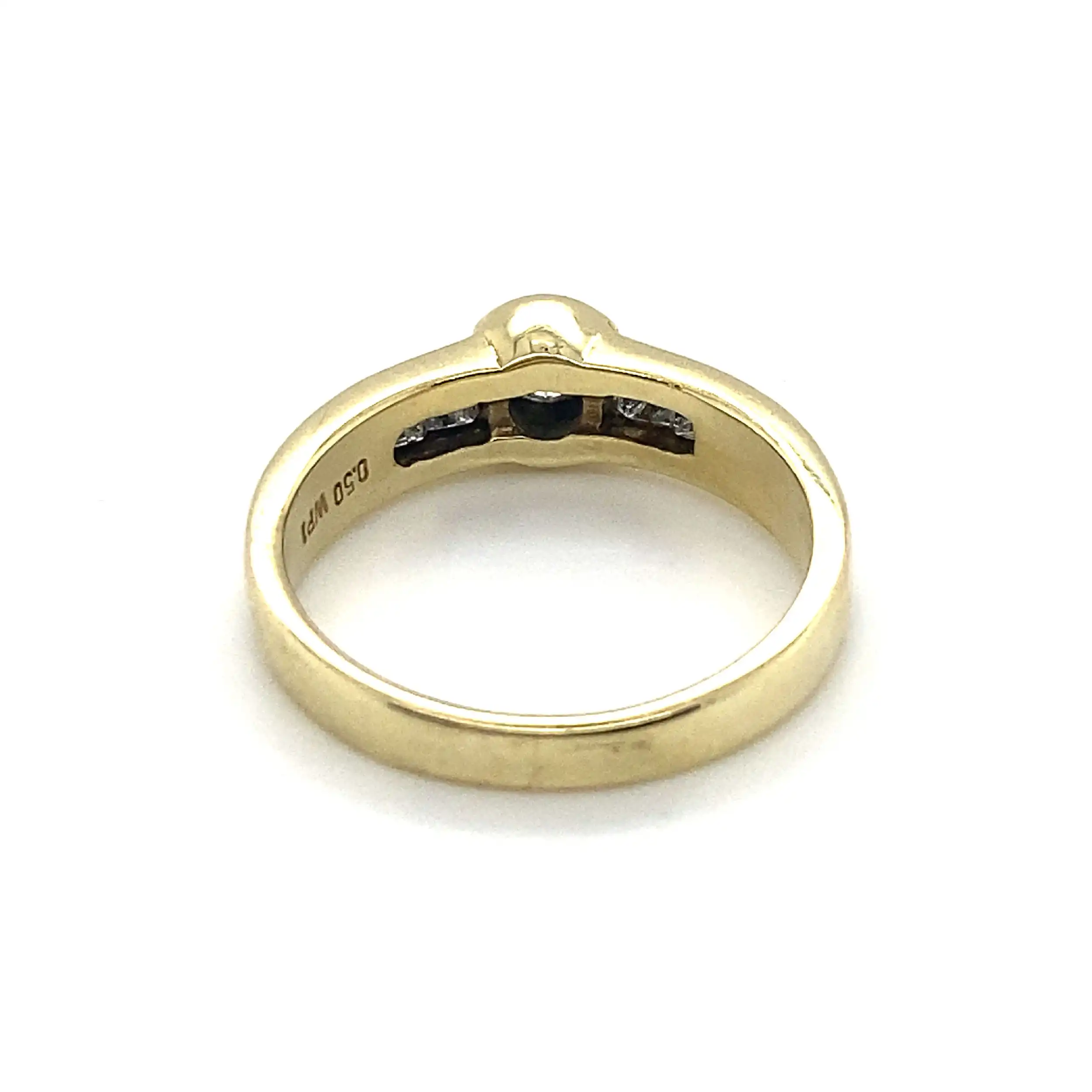 Ring Gelbgold mit Solitär Brillant und 4 Carre Diamanten, graviert mit 0,5ct W/P1 Ring Gelbgold mit Solitär Brillant und 4 Carre Diamanten, graviert mit 0,5ct W/P1