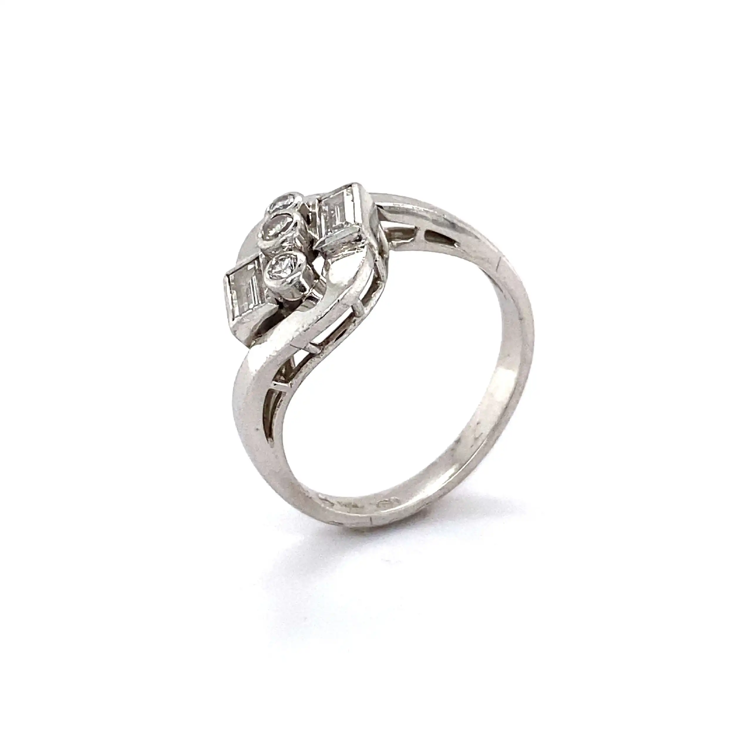 Ring Weißgold mit Brillanten und Diamanten in Baguetteschliff Ring Weißgold mit Brillanten und Diamanten in Baguetteschliff