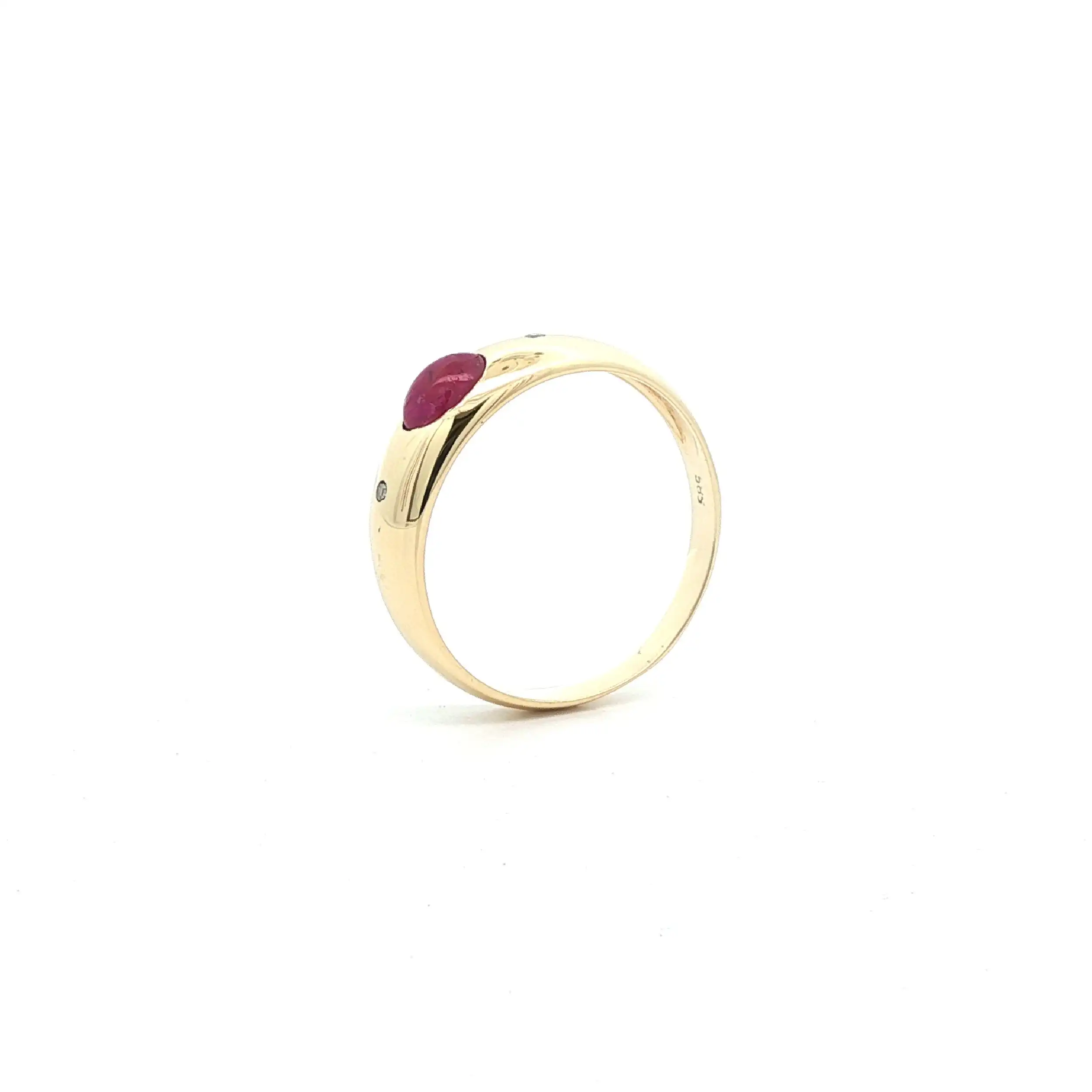 Ring Gelbgold mit Rubin Cabochon & Diamanten Ring Gelbgold mit Rubin Cabochon & Diamanten