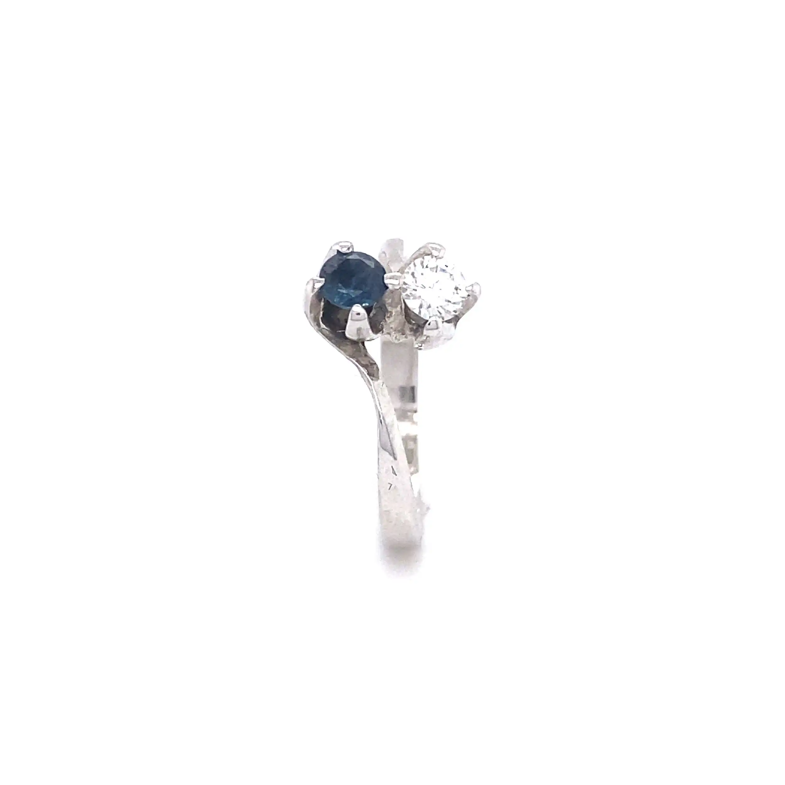 Ring Weißgold mit Saphir und Brillant, graviert mit 0,24ct.