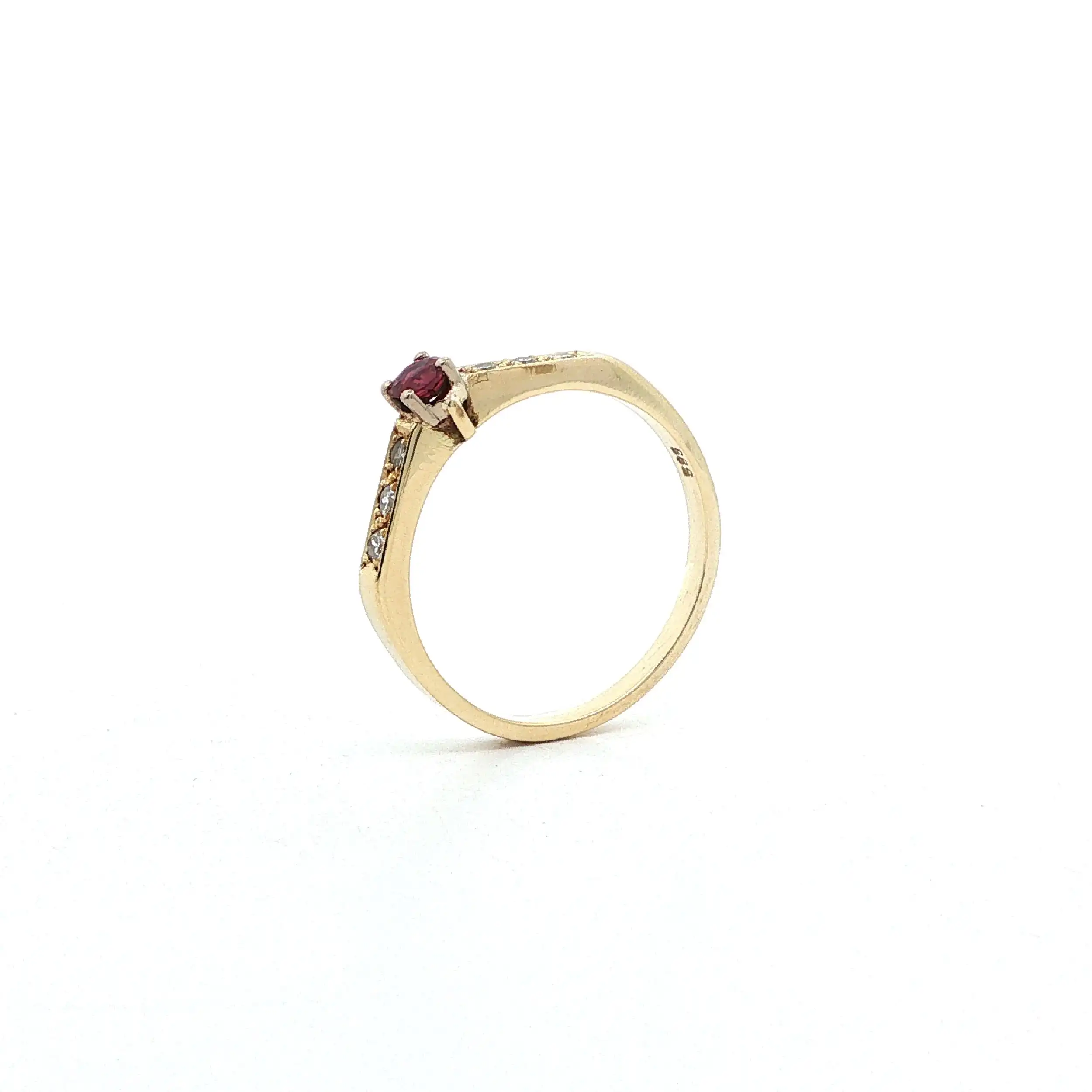 Ring Gelbgold mit Rubin & Diamanten