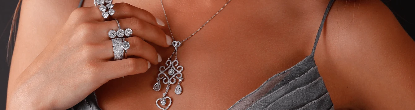 Angelegte Halskette und Ringe Pfandhaus Schmuck Online Shop – Schmuckstücke aus Gold und Silber zu besten Preisen