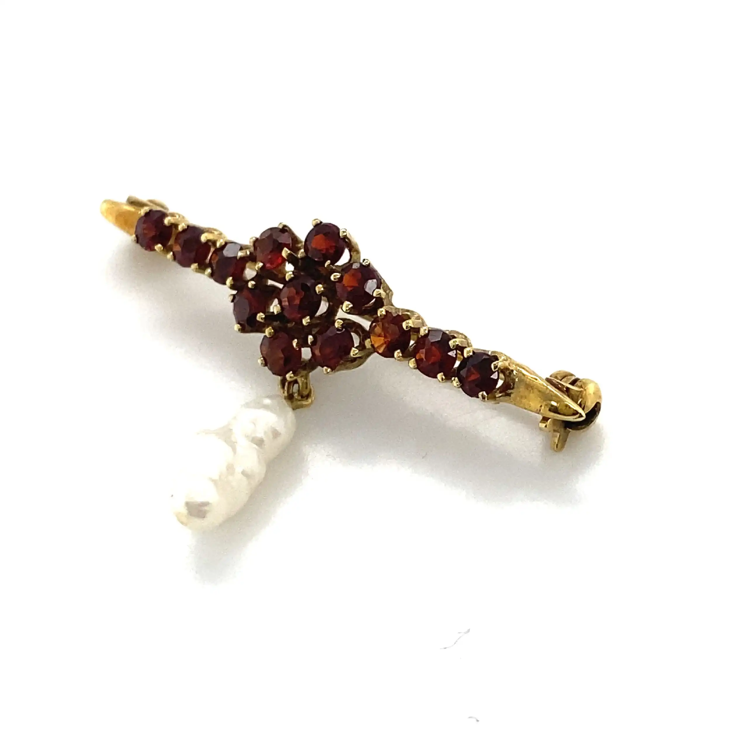 Granatbrosche mit Perle Granatbrosche mit Perle