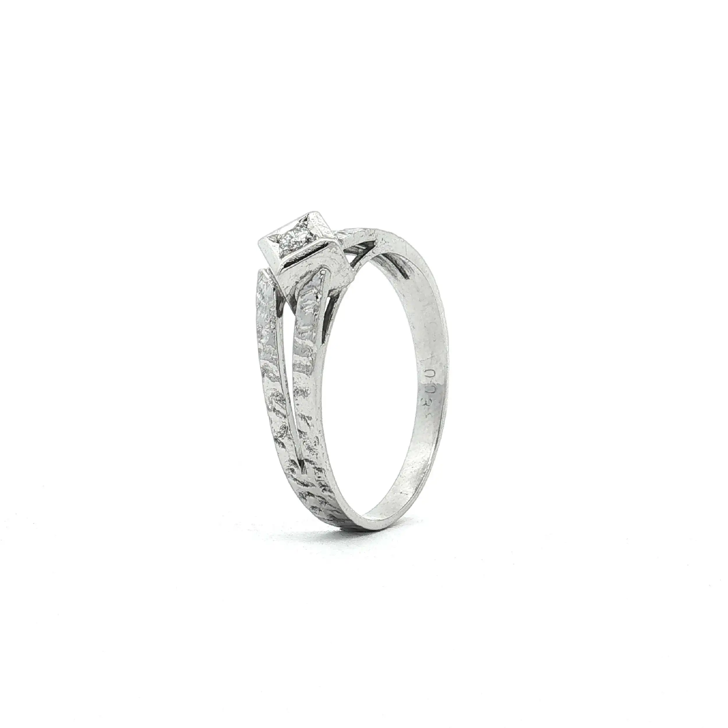 Ring Weißgold mit Solitär Brillant, graviert mit 0,03ct