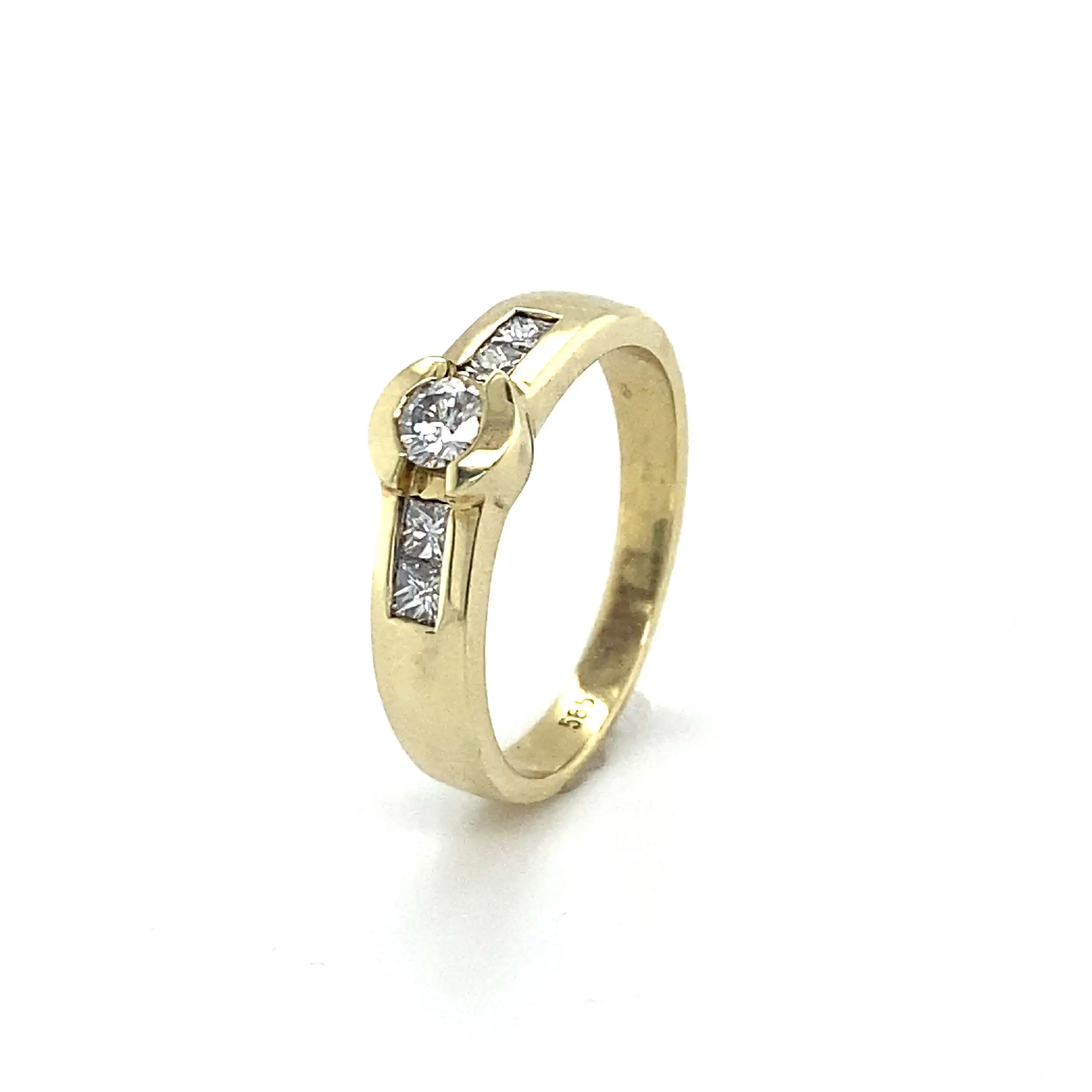 Ring Gelbgold mit Solitär Brillant und 4 Carre Diamanten, graviert mit 0,5ct W/P1 Ring Gelbgold mit Solitär Brillant und 4 Carre Diamanten, graviert mit 0,5ct W/P1