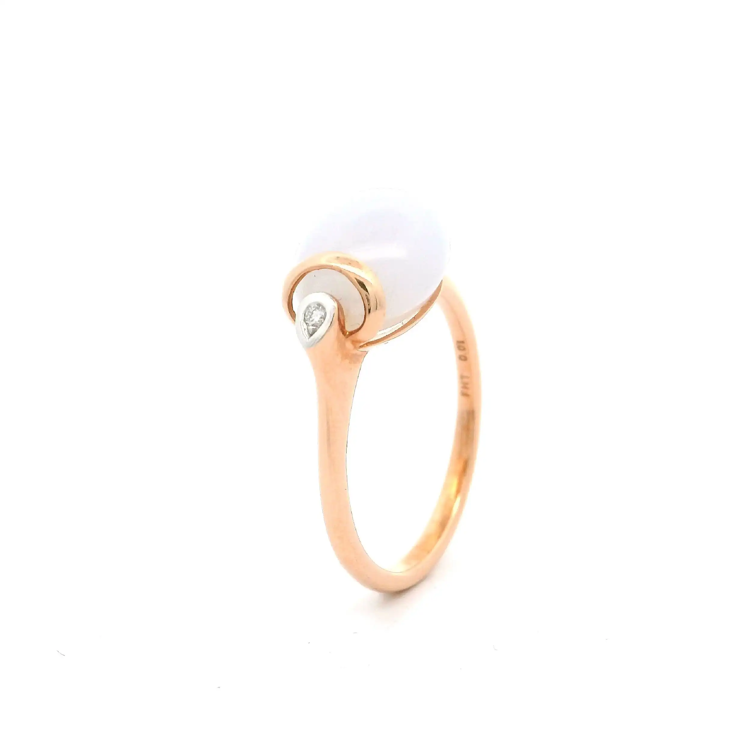 Ring Roségold mit Chalcedon Cabochon & Brillant, graviert mit 0,01ct. Ring Roségold mit Chalcedon Cabochon & Brillant, graviert mit 0,01ct.