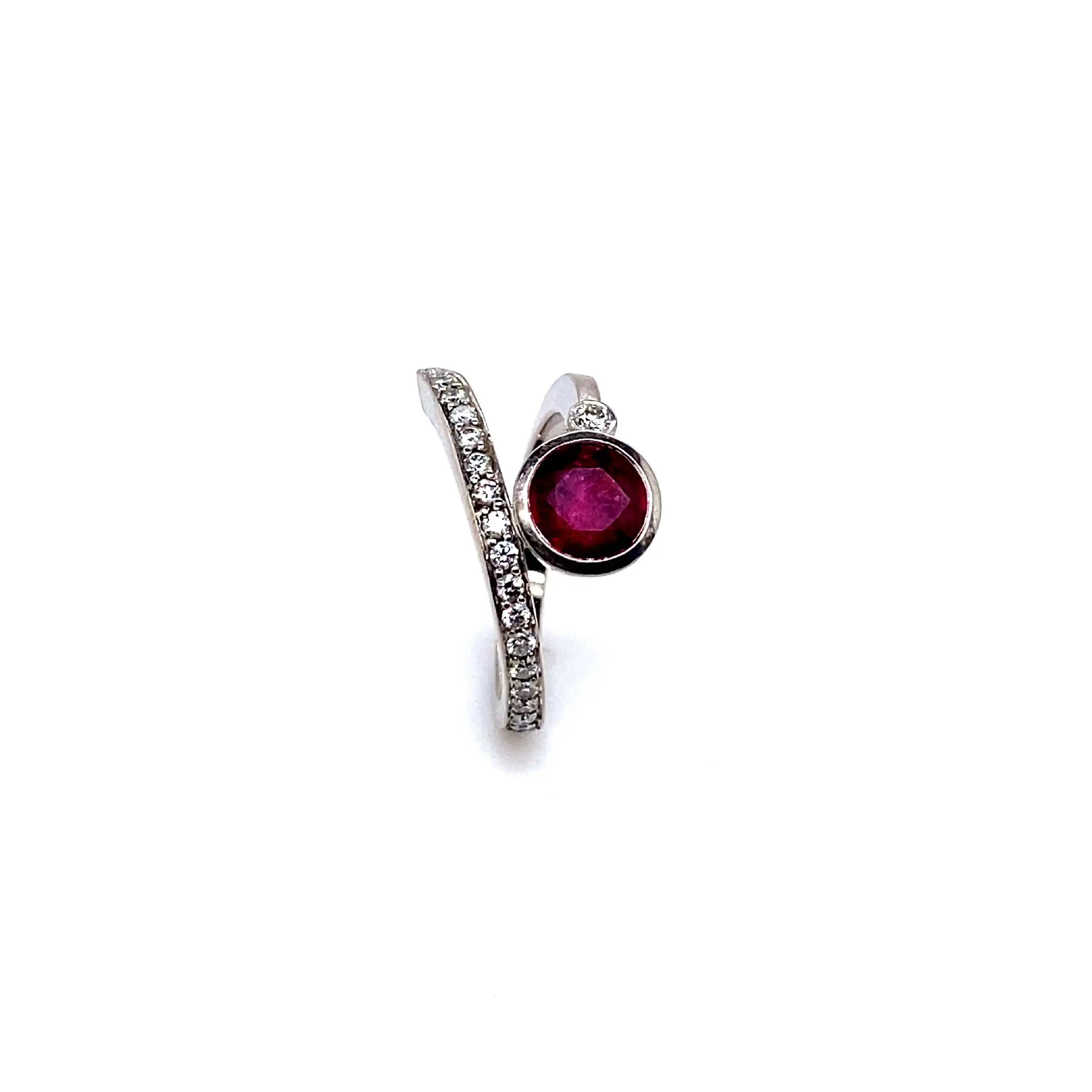 Ring Weißgold mit Rubin und Brillanten
