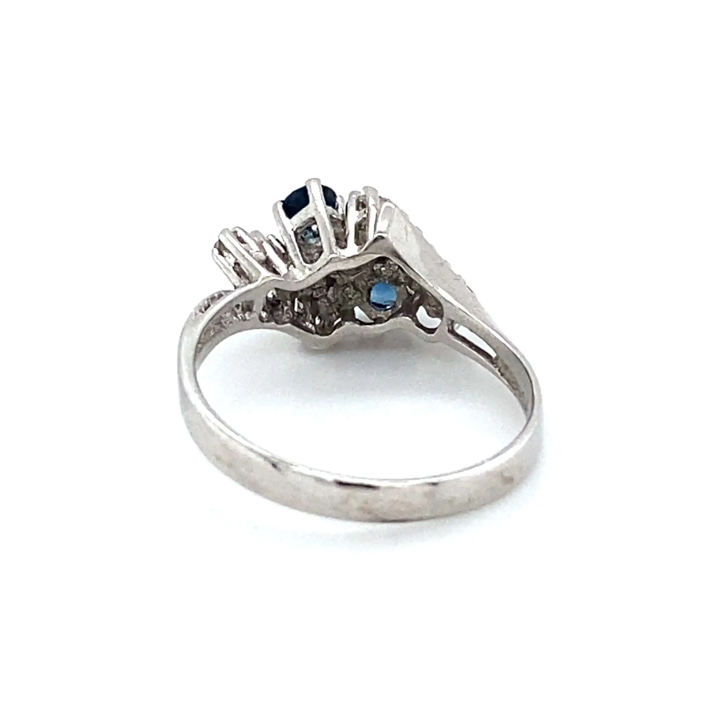 Ring Weißgold mit Diamanten, graviert mit 0,16ct und blauen Farbsteinen Ring Weißgold mit Diamanten, graviert mit 0,16ct und blauen Farbsteinen