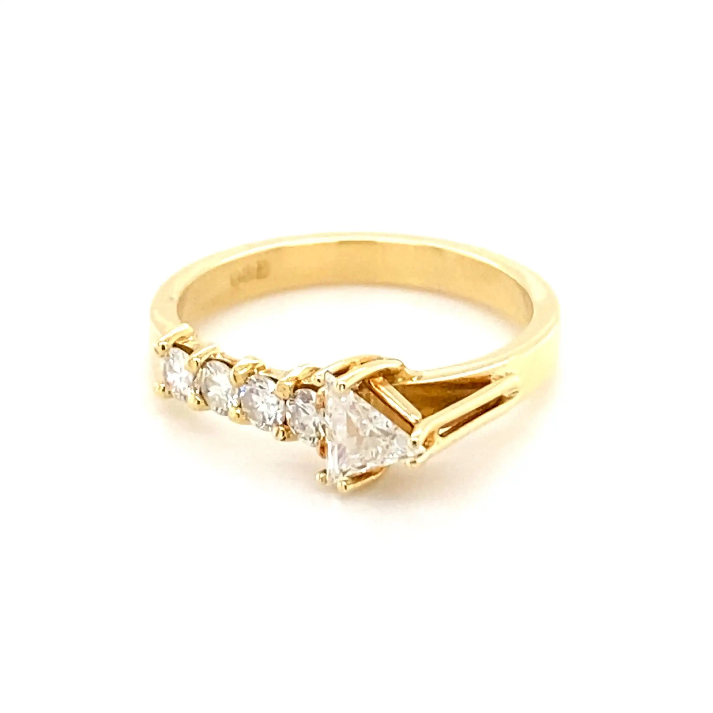 Ring Gelbgold mit Triangel-Diamant-Solitär & Brillanten Ring Gelbgold mit Triangel-Diamant-Solitär & Brillanten