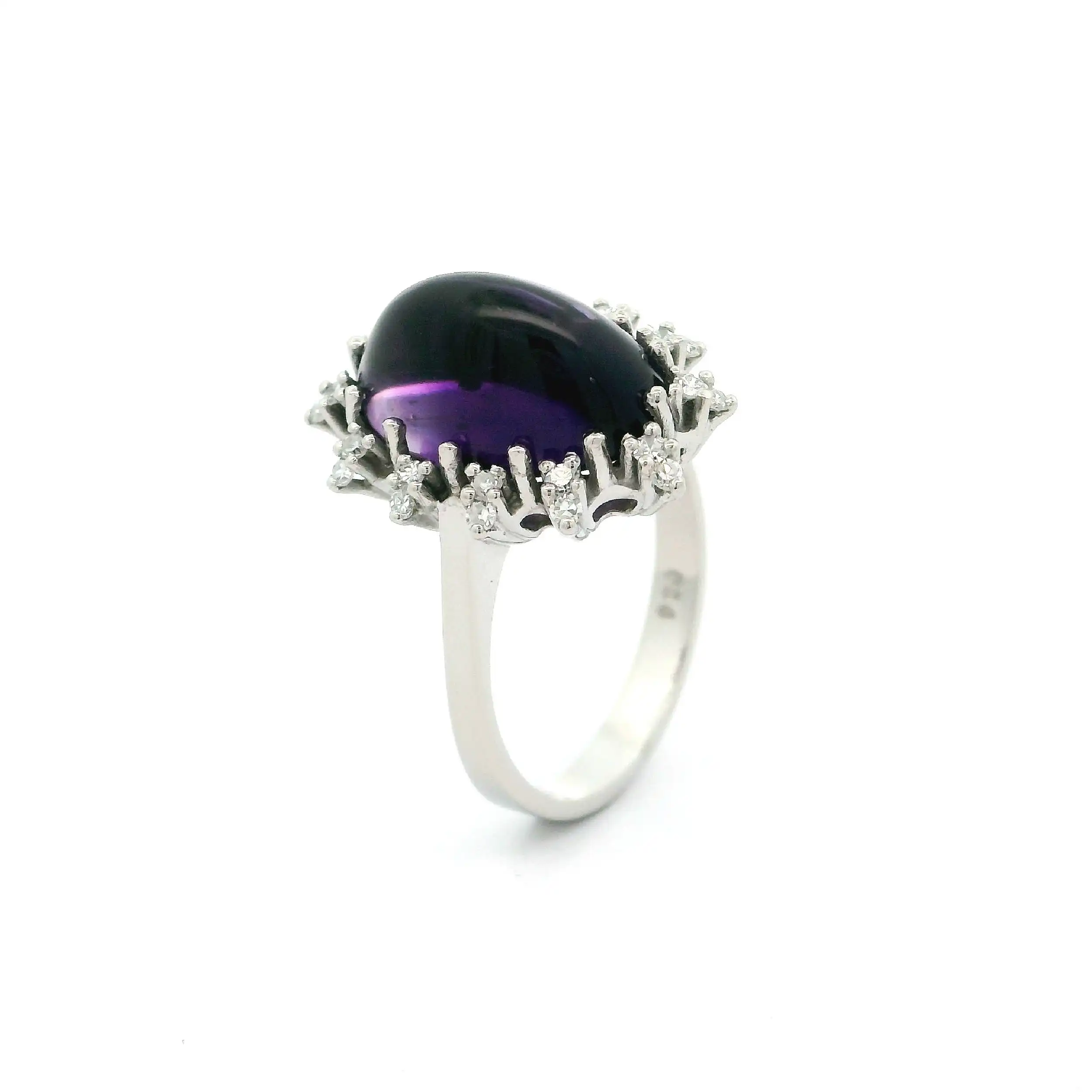 Ring Weißgold mit lila Carbochonstein & Diamanten, graviert mit 0,24ct.
