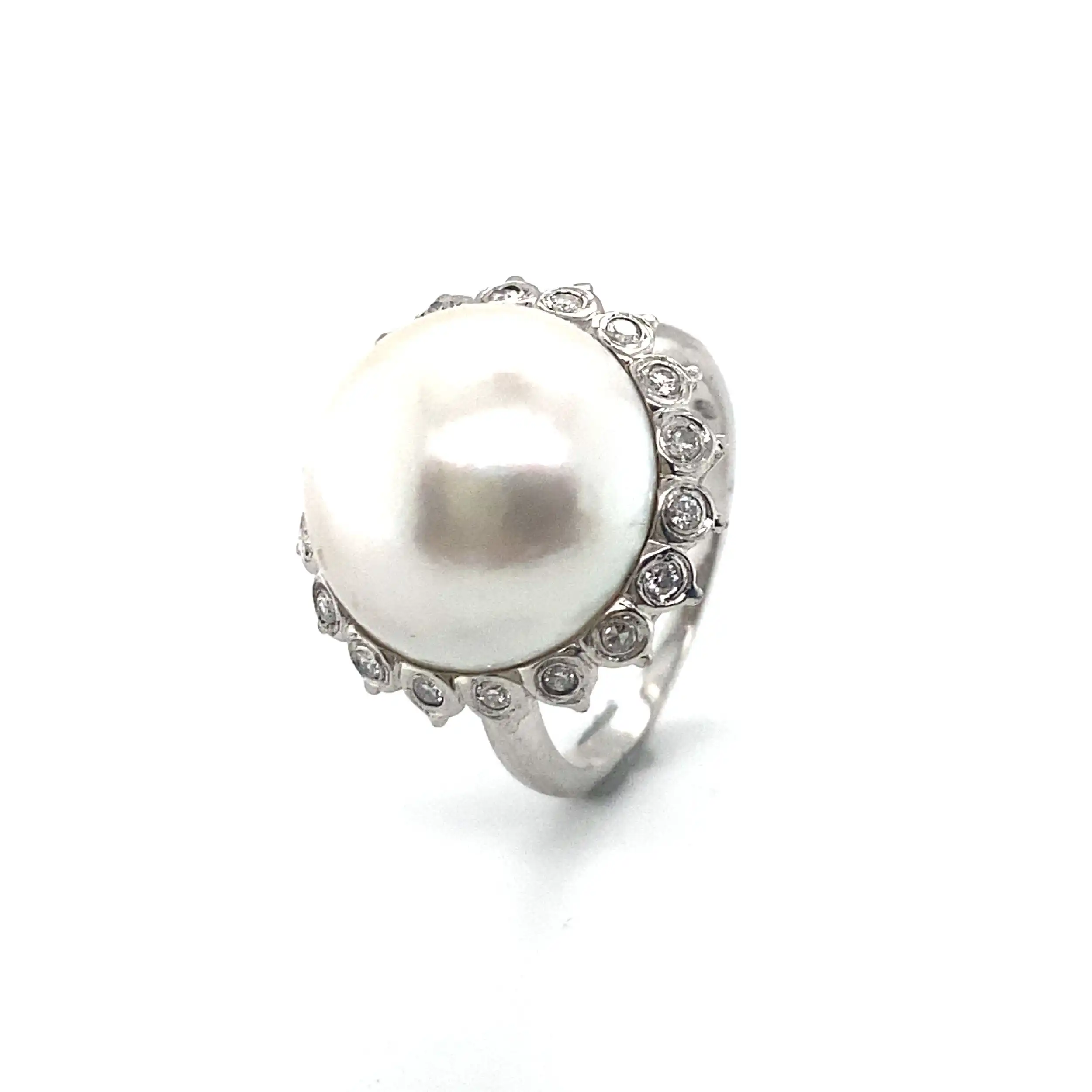 Ring Weißgold mit Marbé-Perle und 18 Diamanten Ring Weißgold mit Marbé-Perle und 18 Diamanten