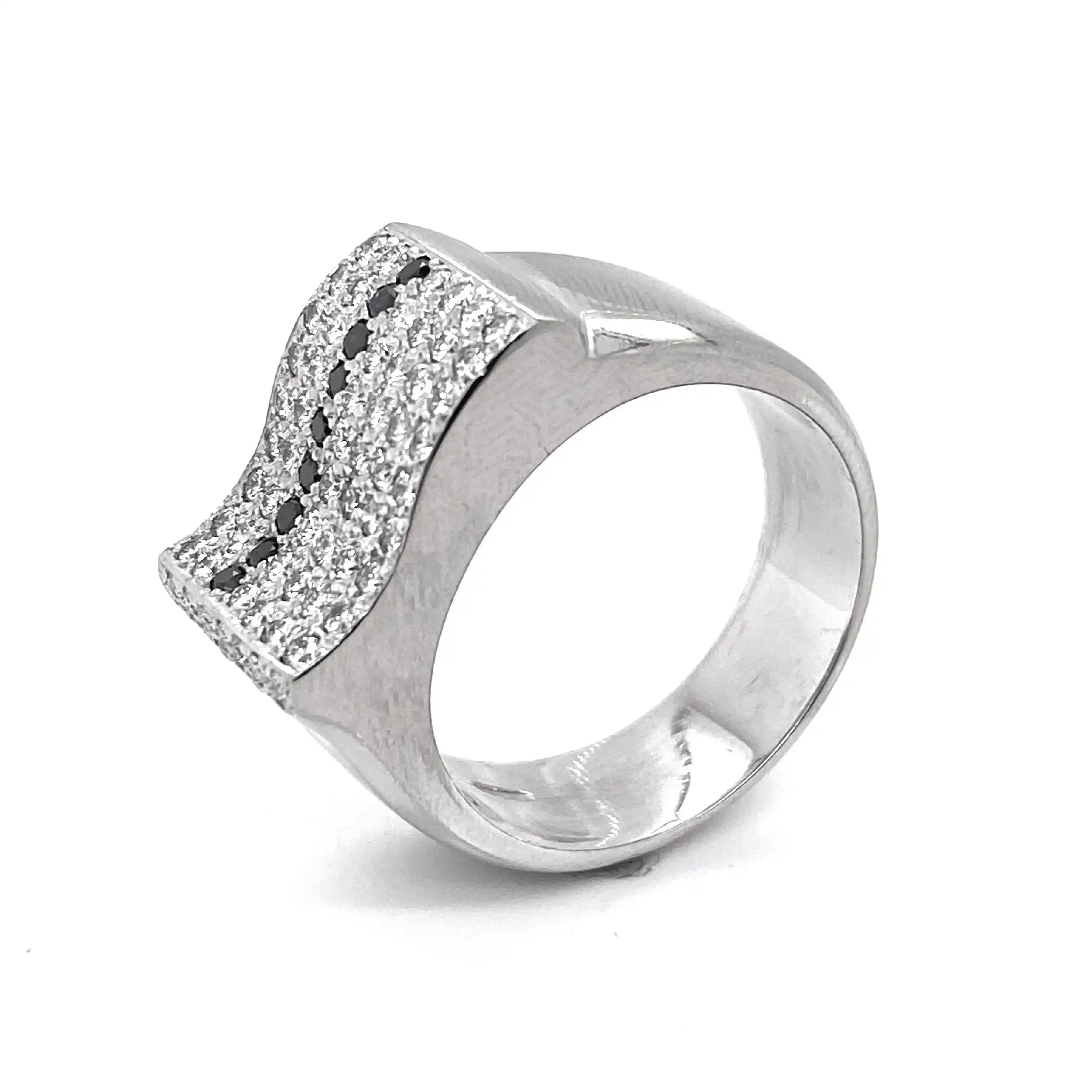 Ring Weißgold mit schwarzen und weißen Brillanten Ring Weißgold mit schwarzen und weißen Brillanten