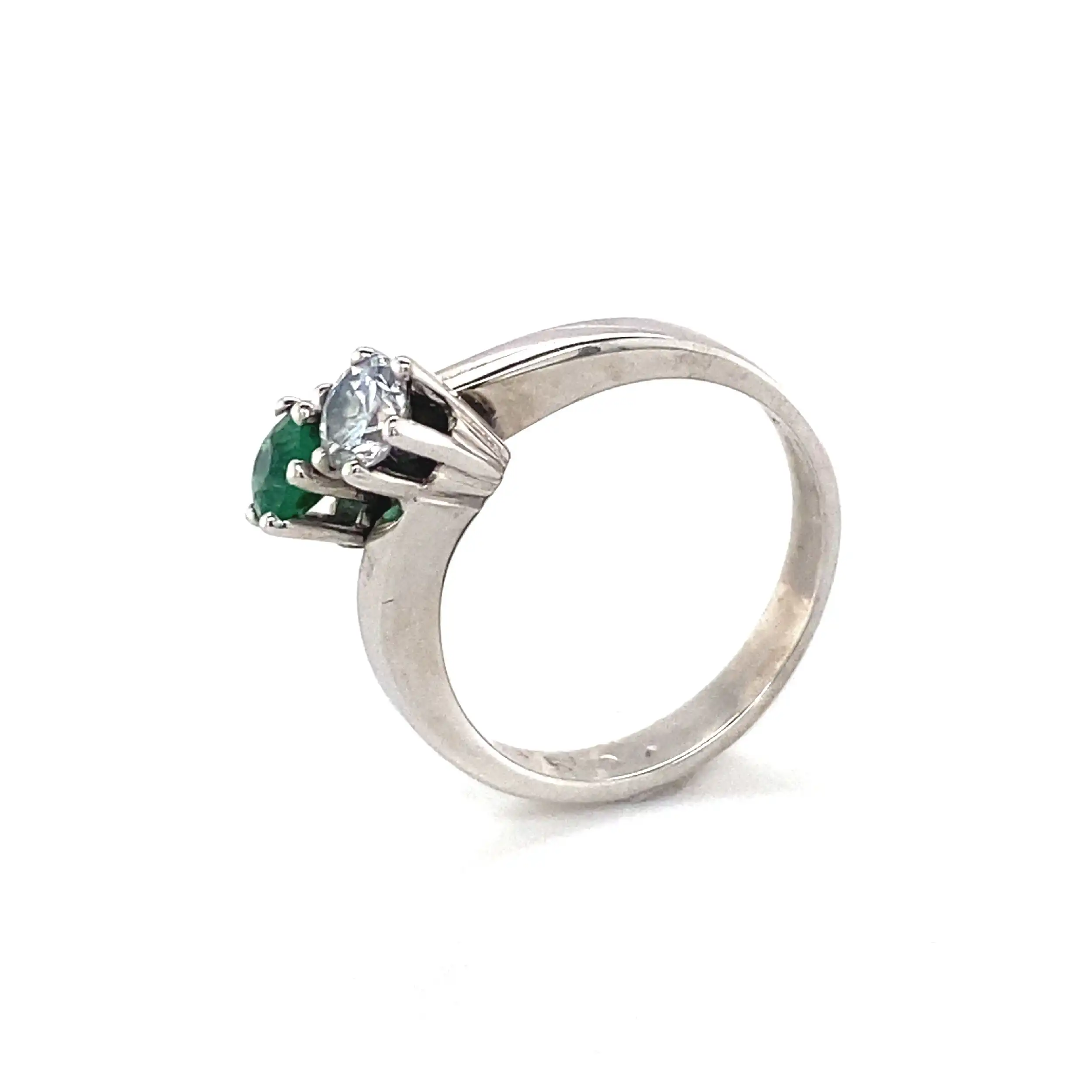 Ring Weißgold mit grünem Farbstein und Brillant