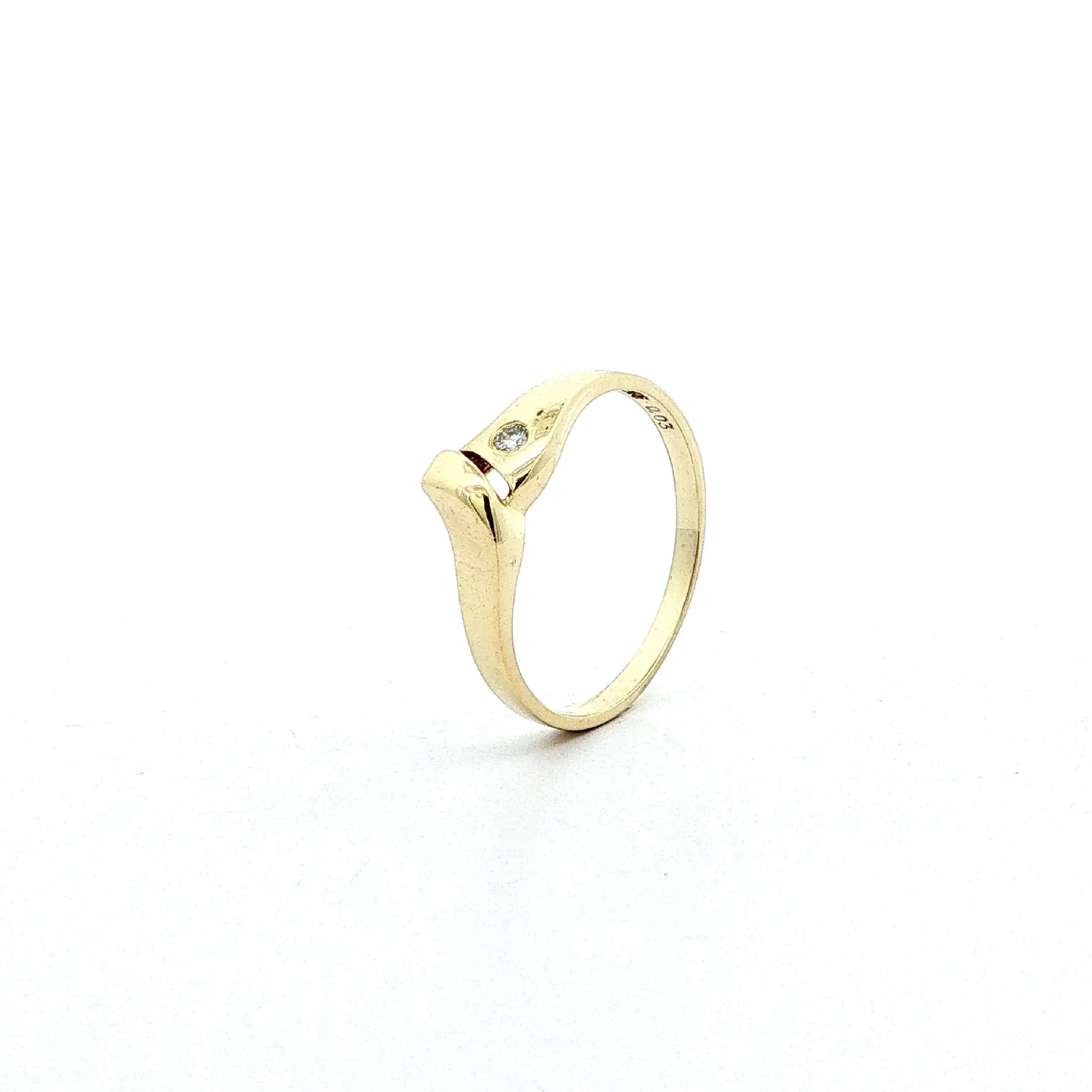 Ring Gelbgold mit Brillant, graviert mit 0,03ct. Ring Gelbgold mit Brillant, graviert mit 0,03ct.