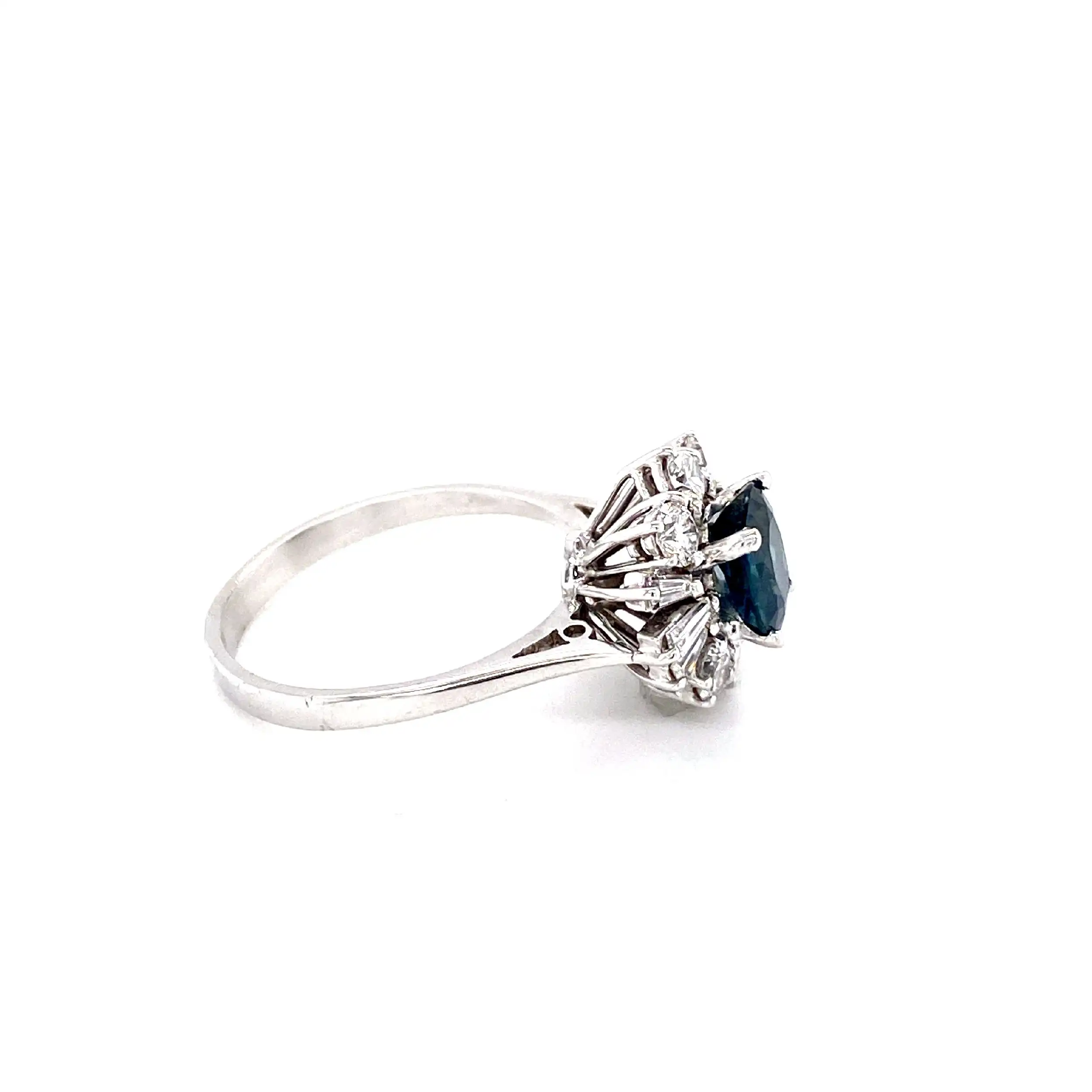Ring Weißgold mit Saphir, Trapez Diamanten und Brillanten, mit EPL Expertise Ring Weißgold mit Saphir, Trapez Diamanten und Brillanten, mit EPL Expertise