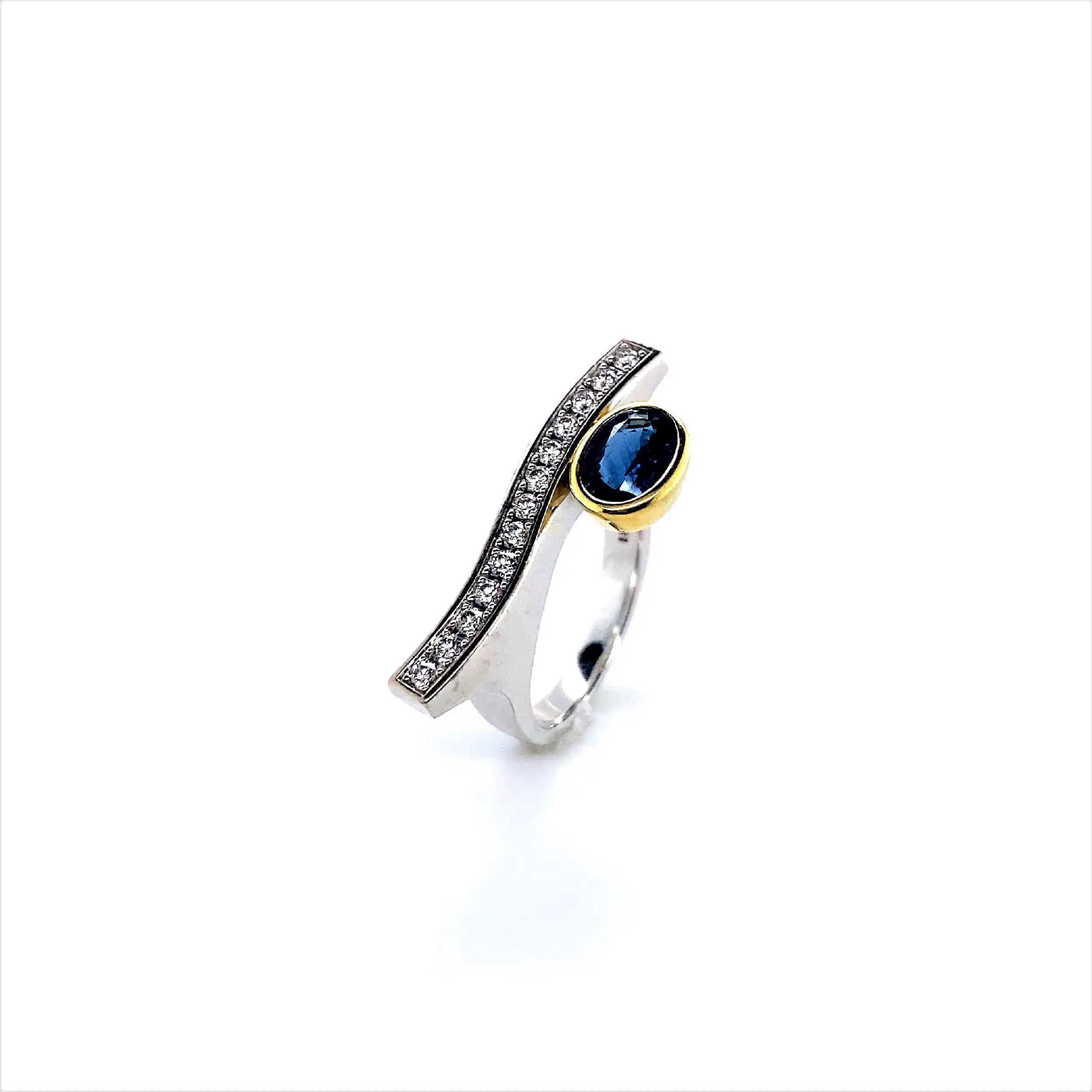 Ring Bicolor mit Brillanten und Saphir