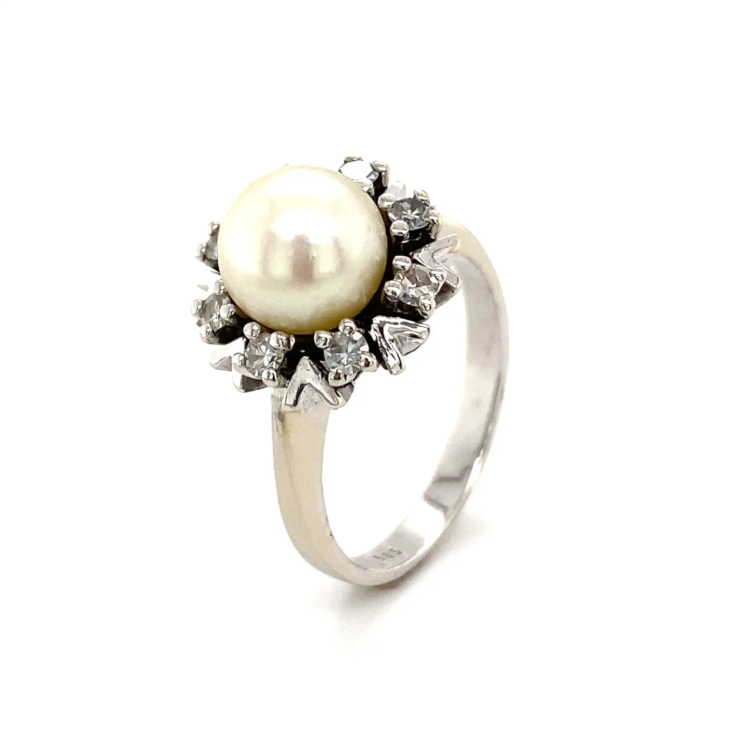Ring Weißgold mit Perle & Diamanten, graviert mit 0,25ct. Ring Weißgold mit Perle & Diamanten, graviert mit 0,25ct.