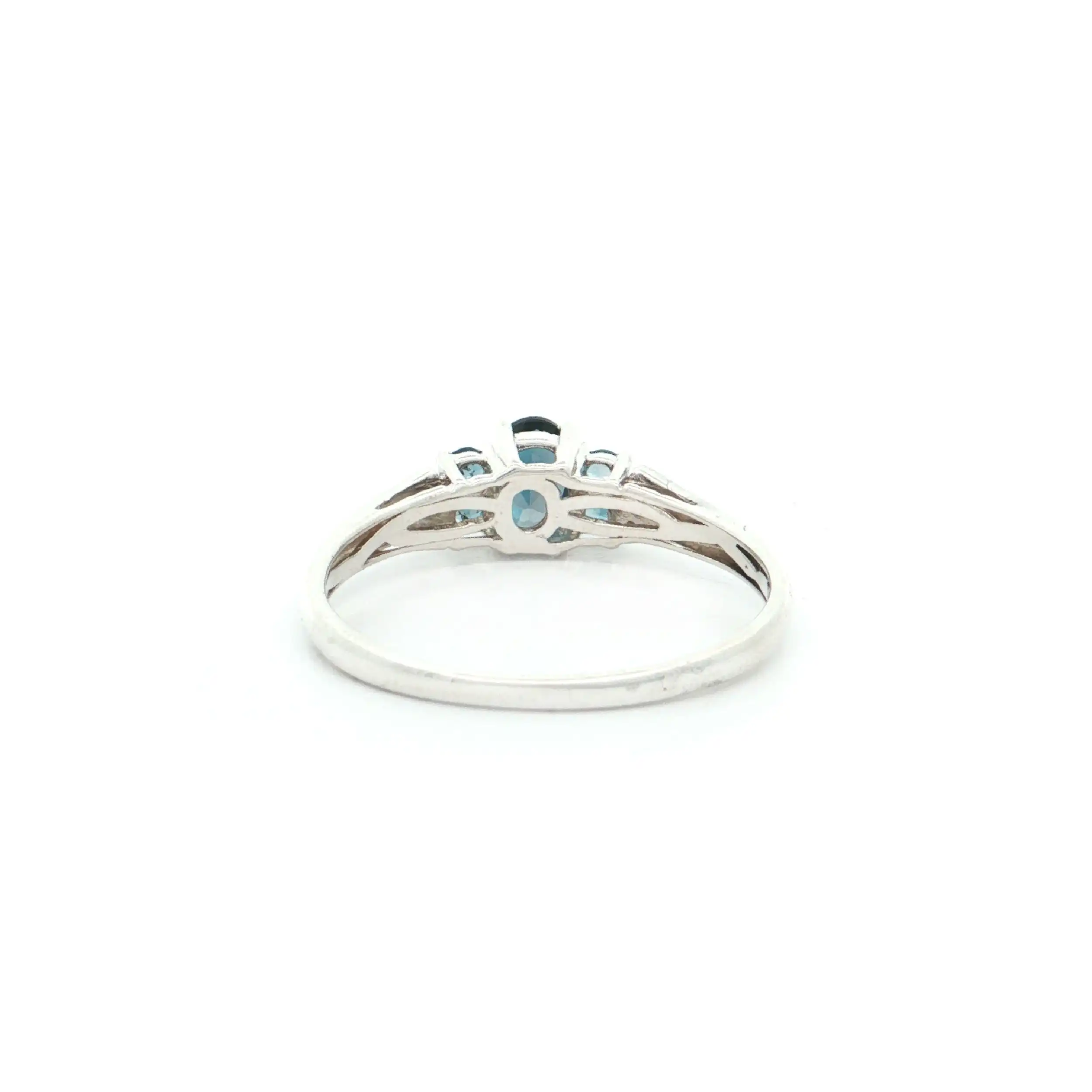 Ring mit Blautopas und Diamanten