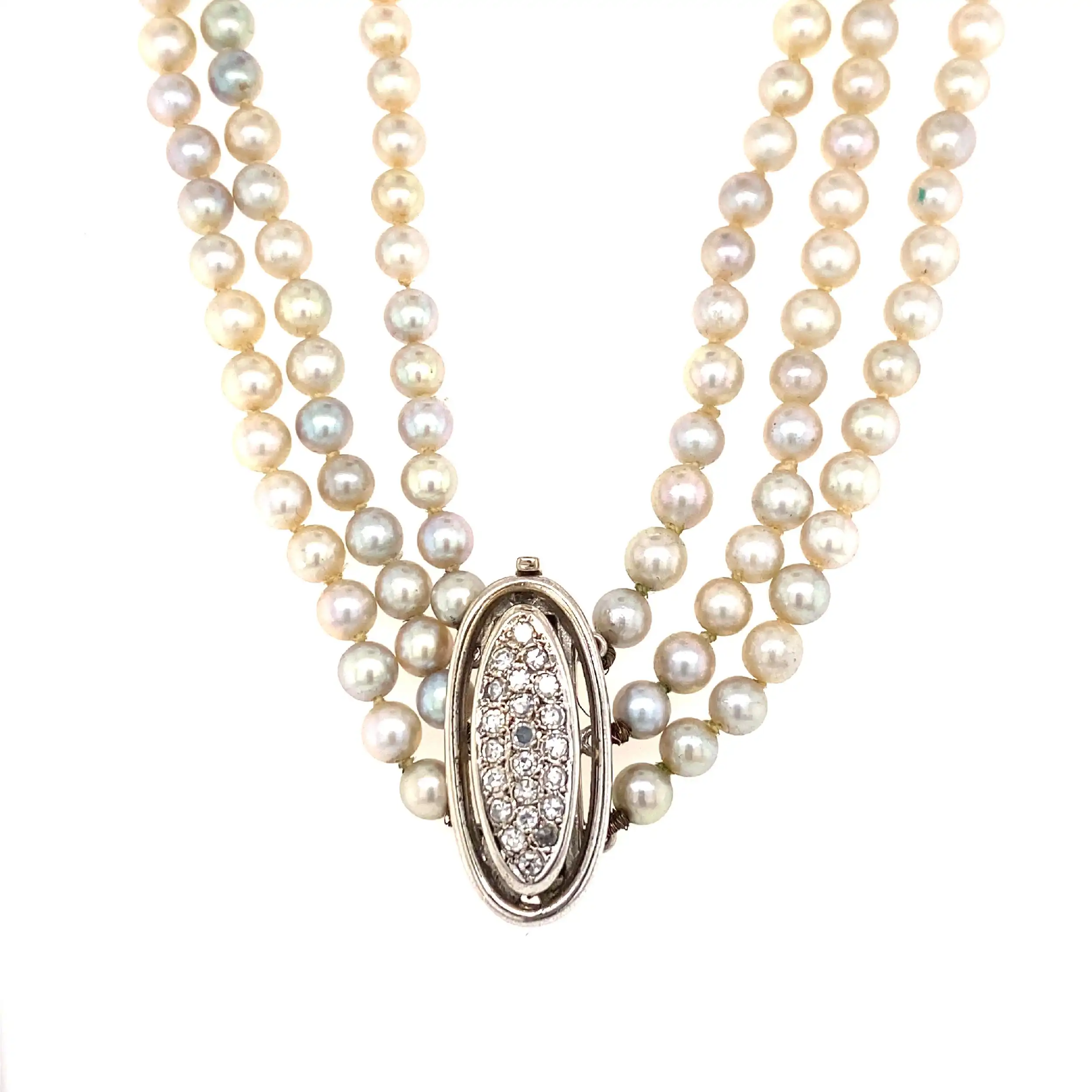 Perlenkette 3-reihig mit Weißgold Schloss mit Diamanten Perlenkette 3-reihig mit Weißgold Schloss mit Diamanten
