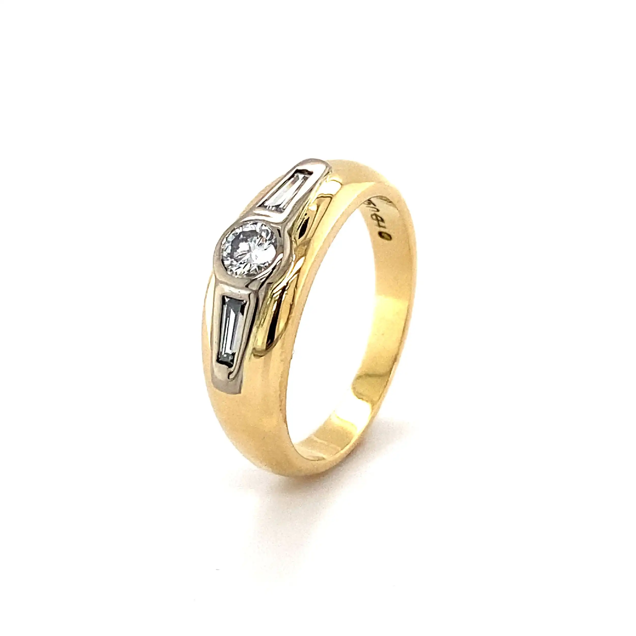 Ring Bicolor mit Brillant und Diamanten um Trapez-Schliff Ring Bicolor mit Brillant und Diamanten um Trapez-Schliff