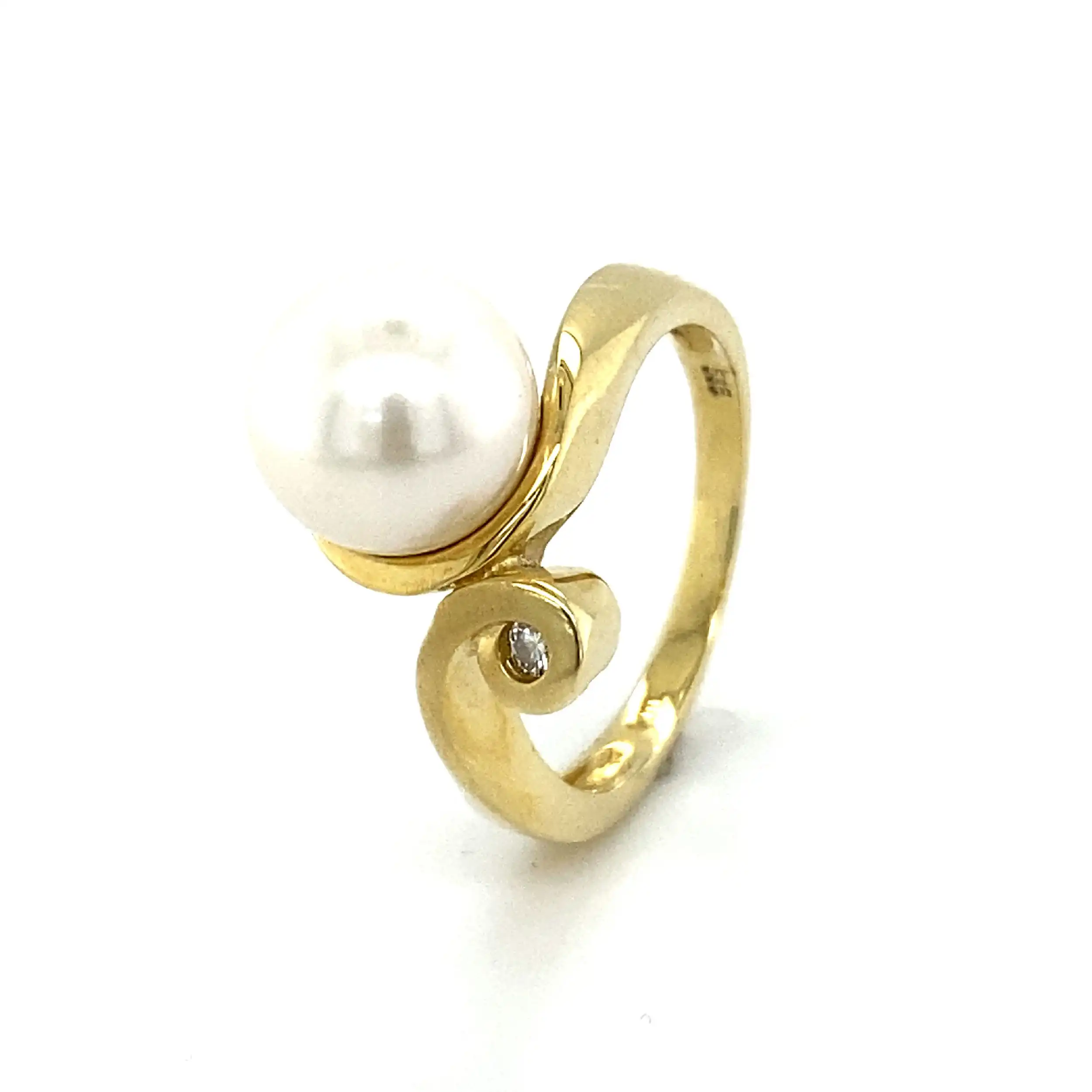 Ring Gelbgold mit Perle und Brillant, graviert mit 0,04ct Ring Gelbgold mit Perle und Brillant, graviert mit 0,04ct