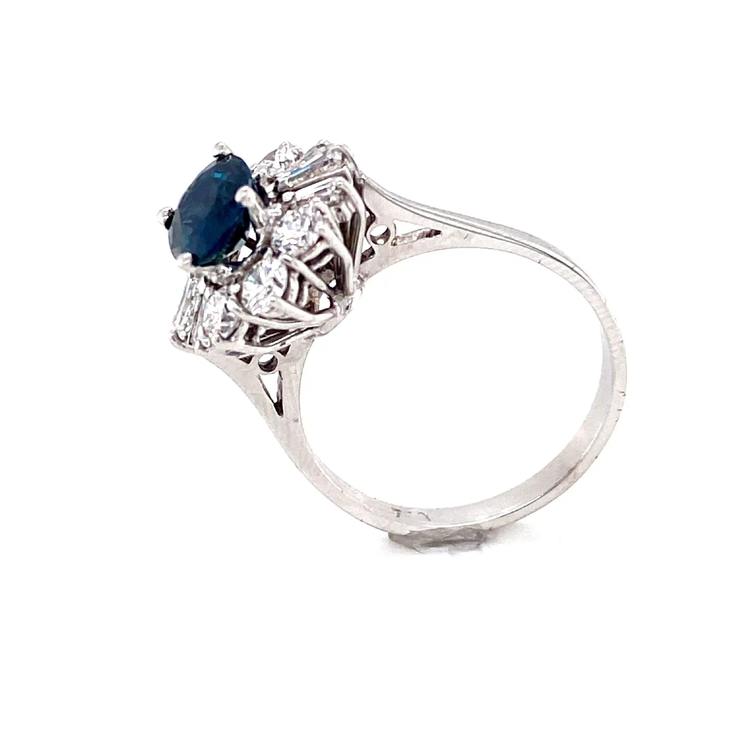 Ring Weißgold mit Saphir, Trapez Diamanten und Brillanten, mit EPL Expertise Ring Weißgold mit Saphir, Trapez Diamanten und Brillanten, mit EPL Expertise