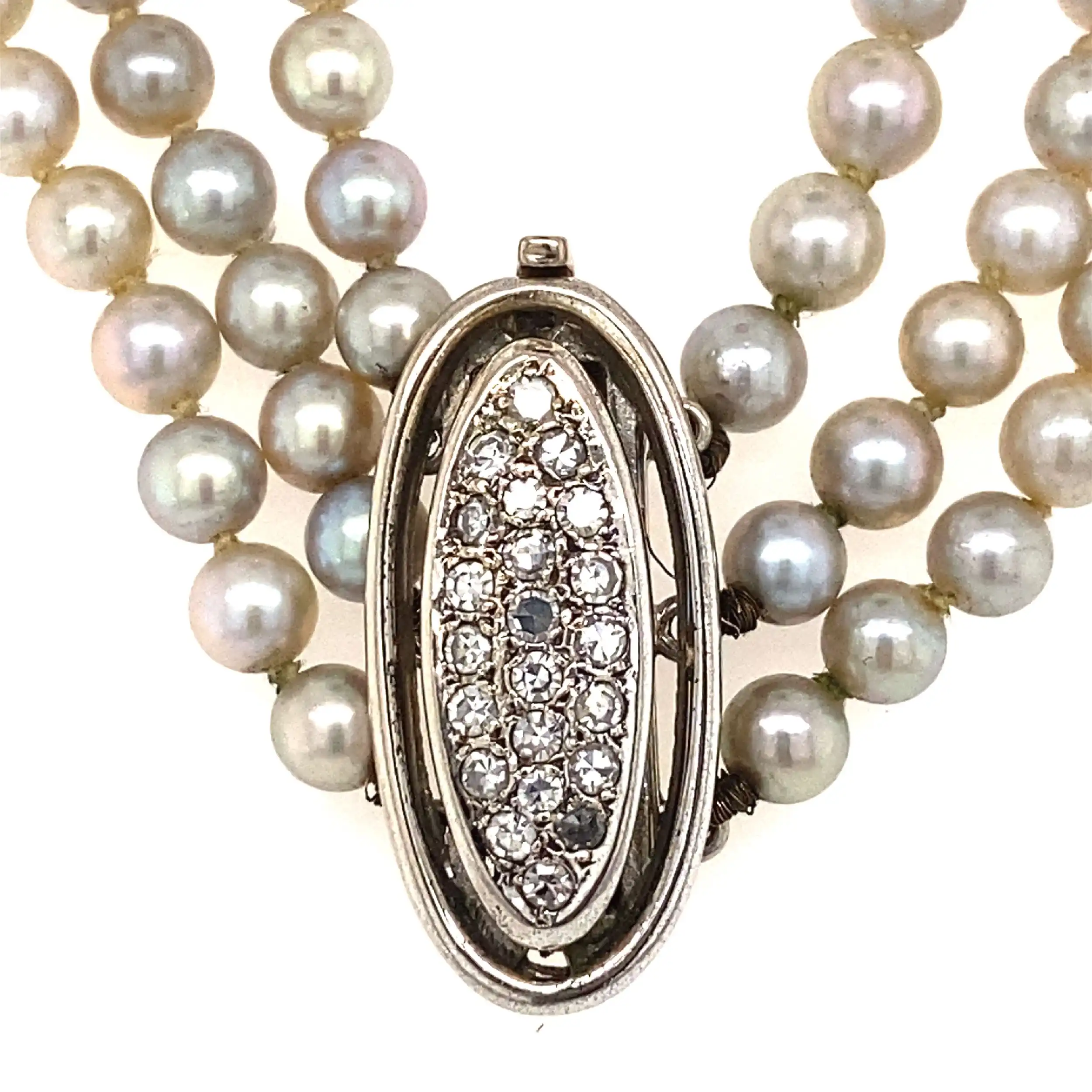 Perlenkette 3-reihig mit Weißgold Schloss mit Diamanten Perlenkette 3-reihig mit Weißgold Schloss mit Diamanten