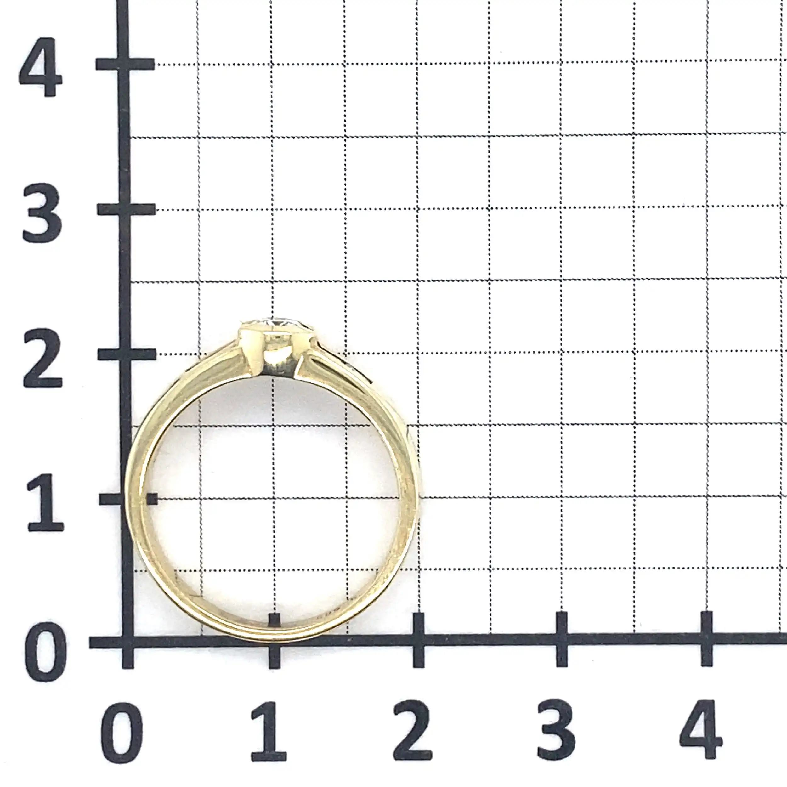 Ring Gelbgold mit Solitär Brillant und 4 Carre Diamanten, graviert mit 0,5ct W/P1 Ring Gelbgold mit Solitär Brillant und 4 Carre Diamanten, graviert mit 0,5ct W/P1