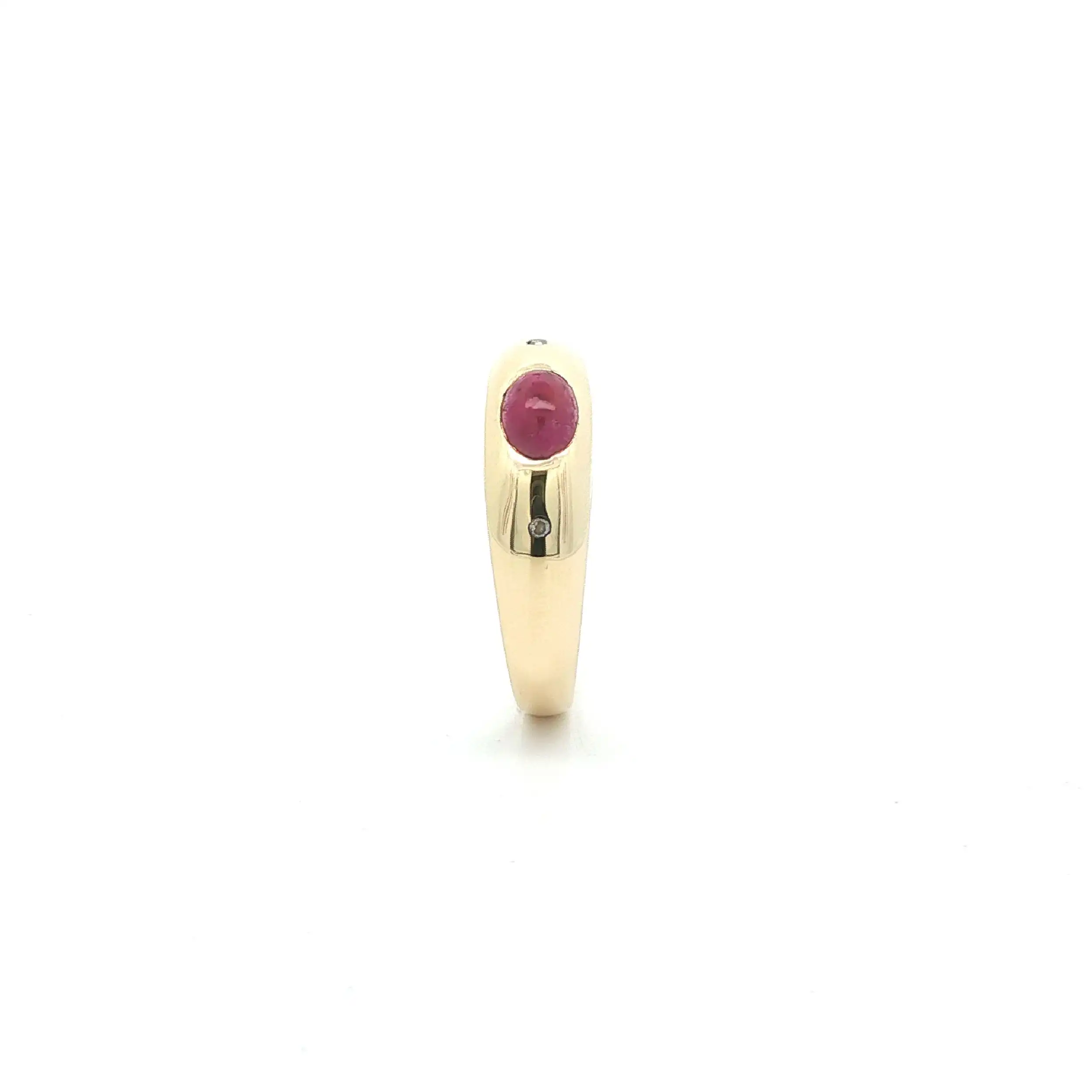 Ring Gelbgold mit Rubin Cabochon & Diamanten Ring Gelbgold mit Rubin Cabochon & Diamanten