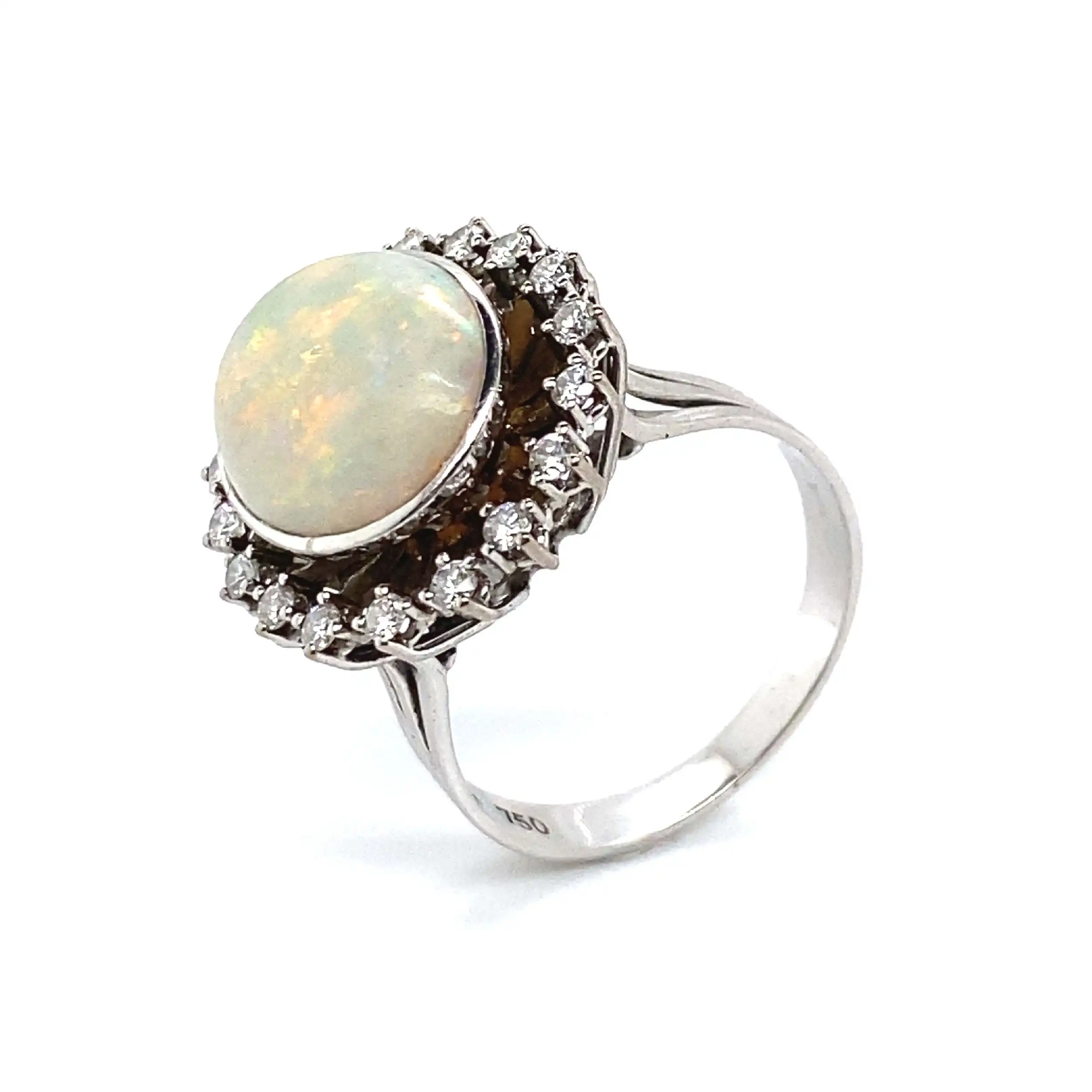 Ring Weißgold mit Opal und Diamanten, graviert mit 0,49ct. Ring Weißgold mit Opal und Diamanten, graviert mit 0,49ct.
