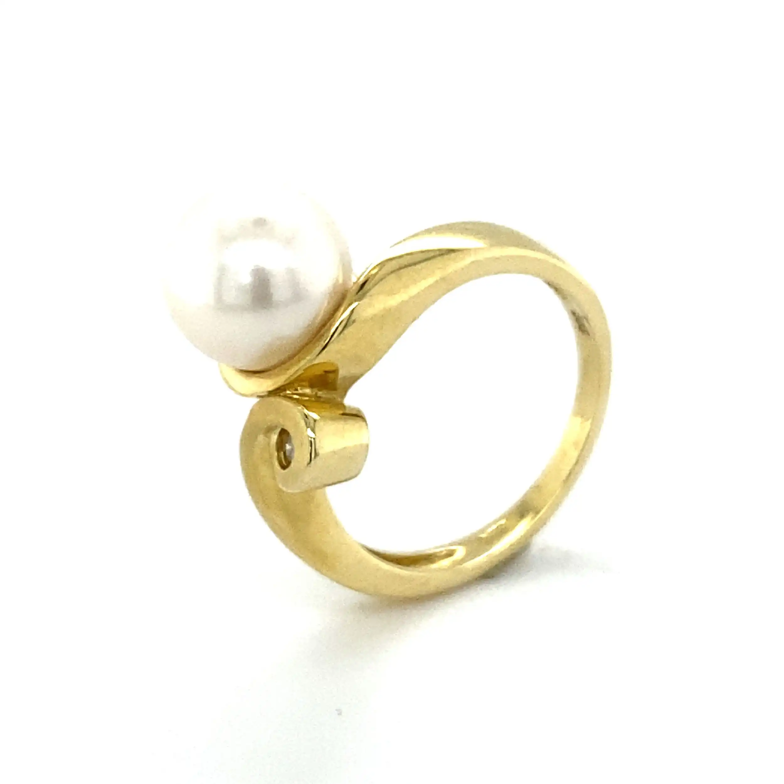 Ring Gelbgold mit Perle und Brillant, graviert mit 0,04ct Ring Gelbgold mit Perle und Brillant, graviert mit 0,04ct