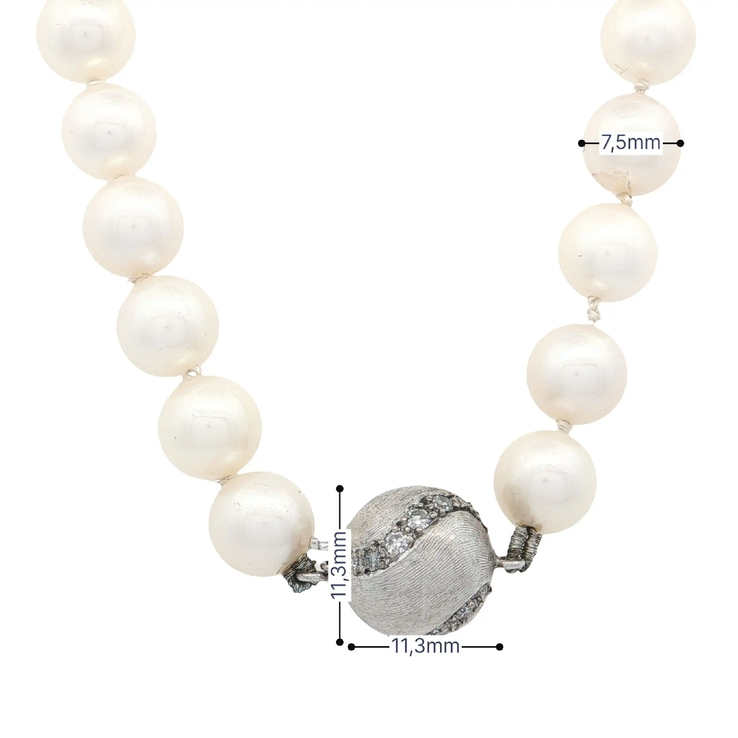 Perlenkette mit weißgoldenen Diamantverschluss Perlenkette mit weißgoldenen Diamantverschluss