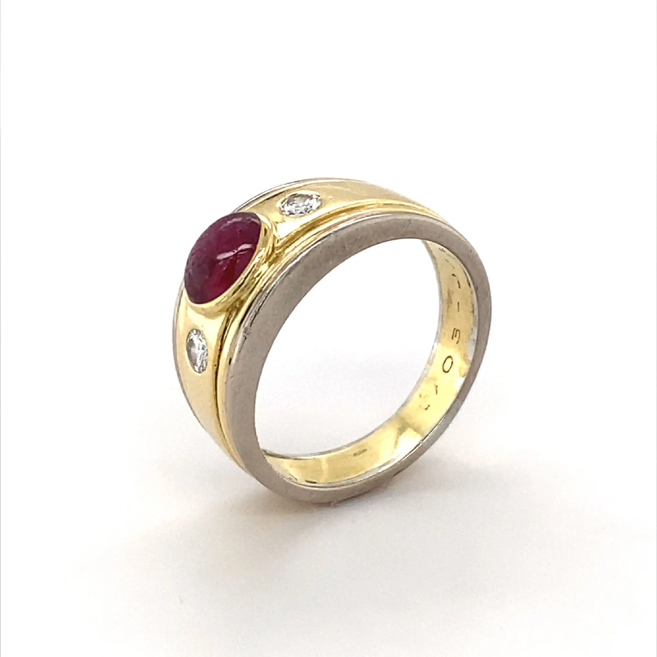 Ring Bicolor mit Rubincabochon und Brillanten, mit 1,03 und 0,16ct graviert Ring Bicolor mit Rubincabochon und Brillanten, mit 1,03 und 0,16ct graviert