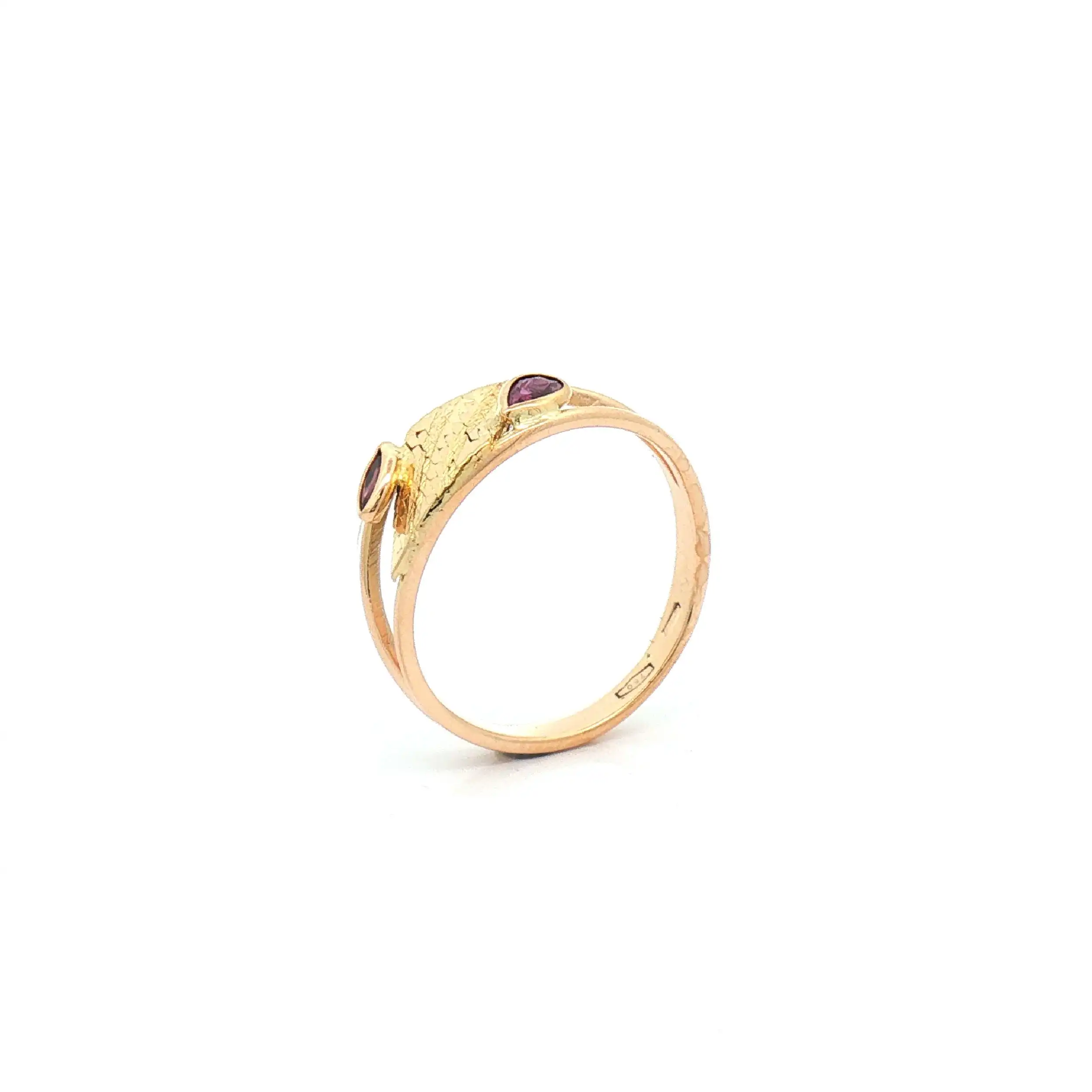 Ring Gelbgold mit roten Farbsteinen
