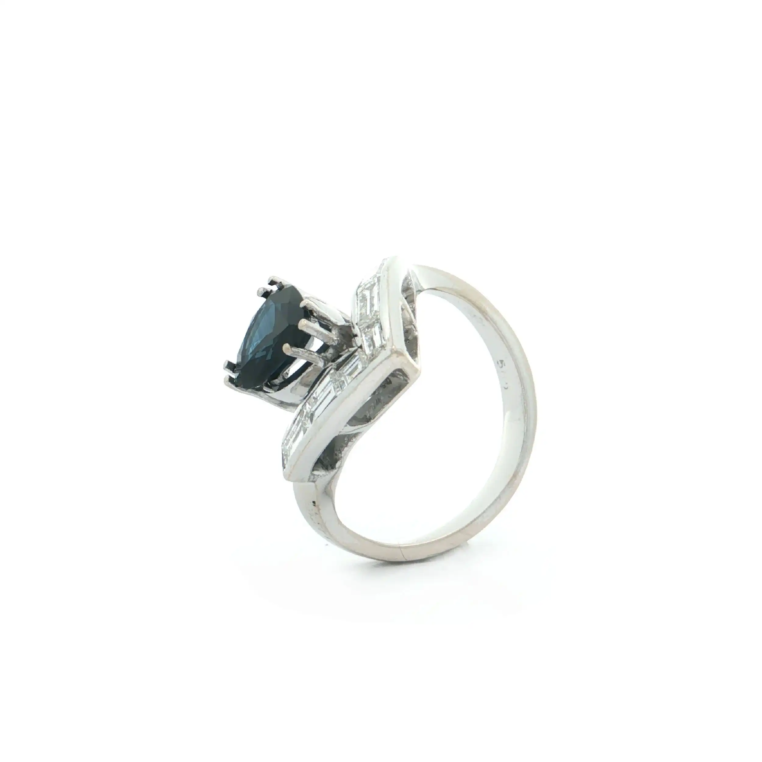 Ring Weißgold mit Saphir und Baguettediamanten Ring Weißgold mit Saphir und Baguettediamanten