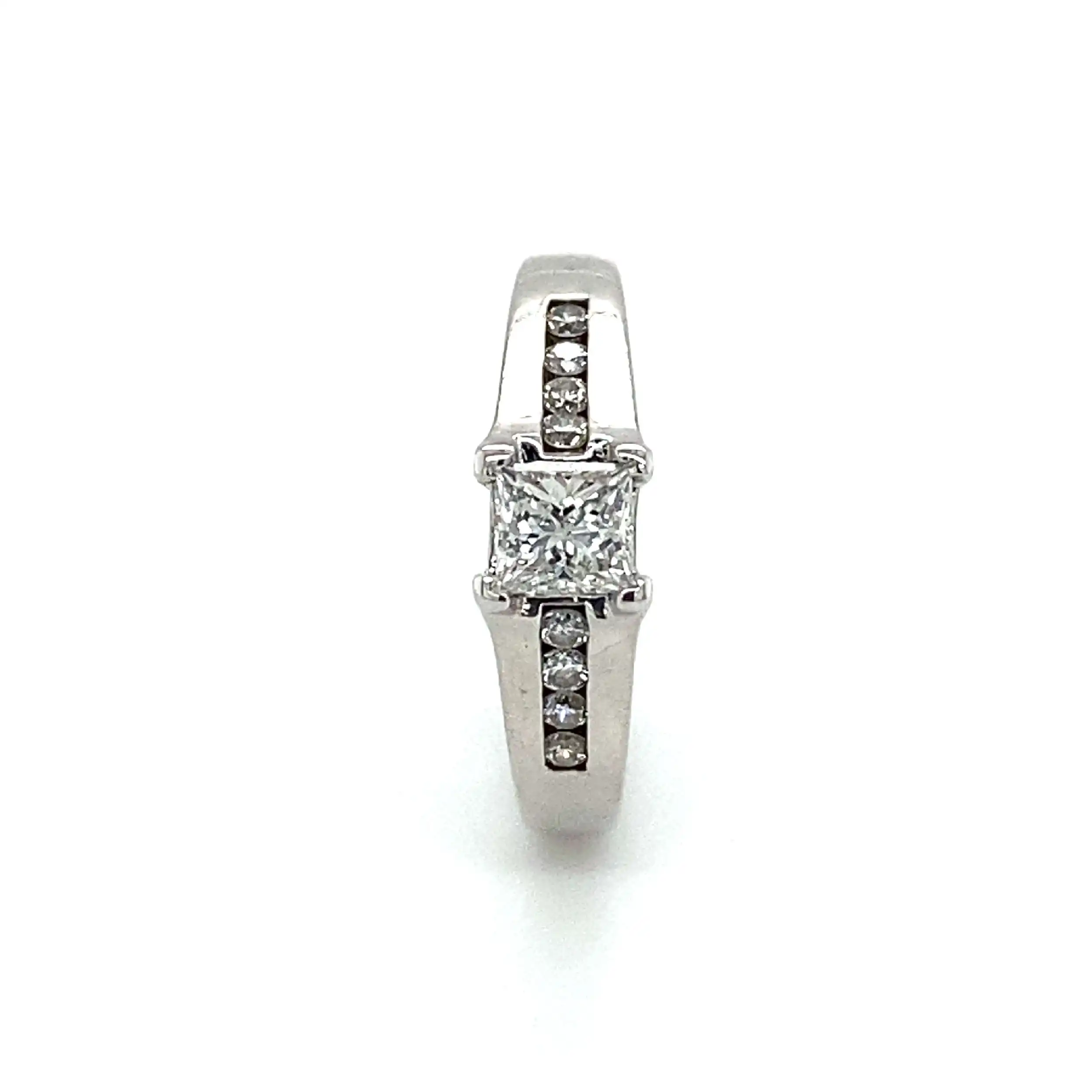 Ring Weißgold mit Brillanten und Diamant im Pincess-Cut Ring Weißgold mit Brillanten und Diamant im Pincess-Cut