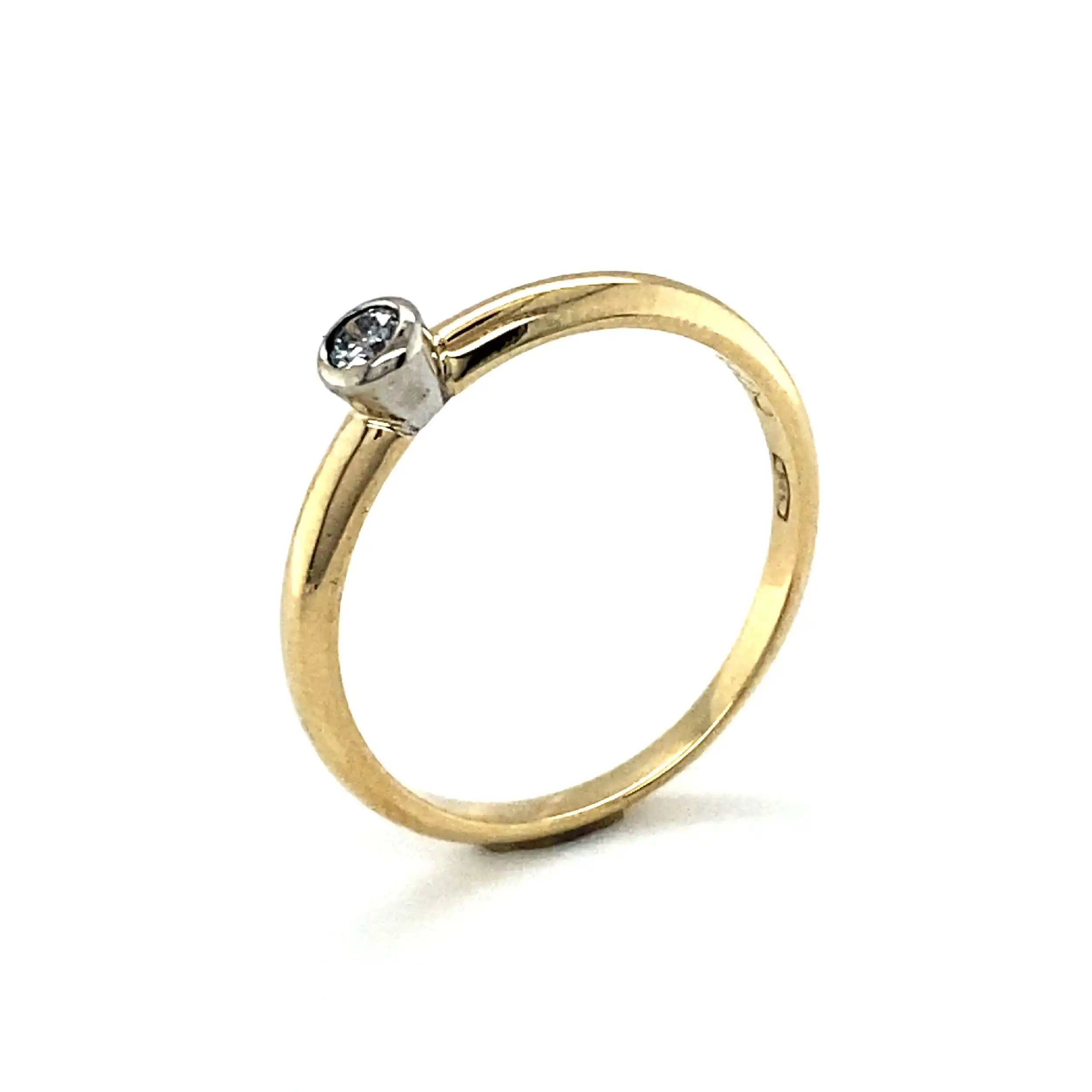 Ring Bicolor mit Brillant, graviert mit 0,09ct. Ring Bicolor mit Brillant, graviert mit 0,09ct.