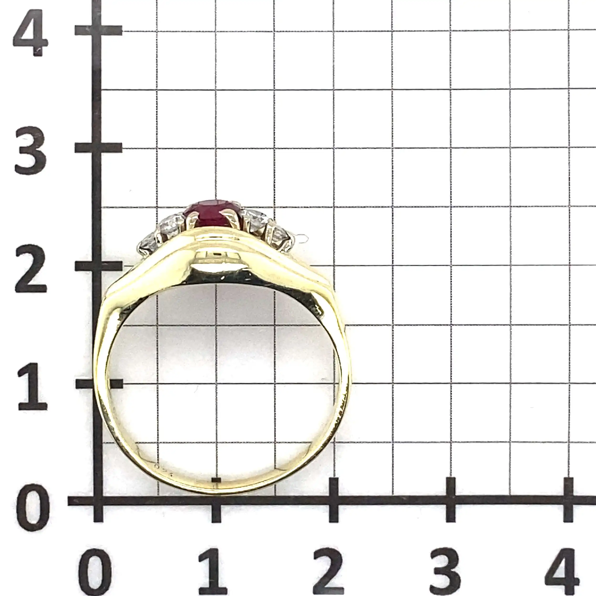 Ring Gelbgold mit rotem Farbstein und Brillanten, graviert mit 0,24ct Ring Gelbgold mit rotem Farbstein und Brillanten, graviert mit 0,24ct