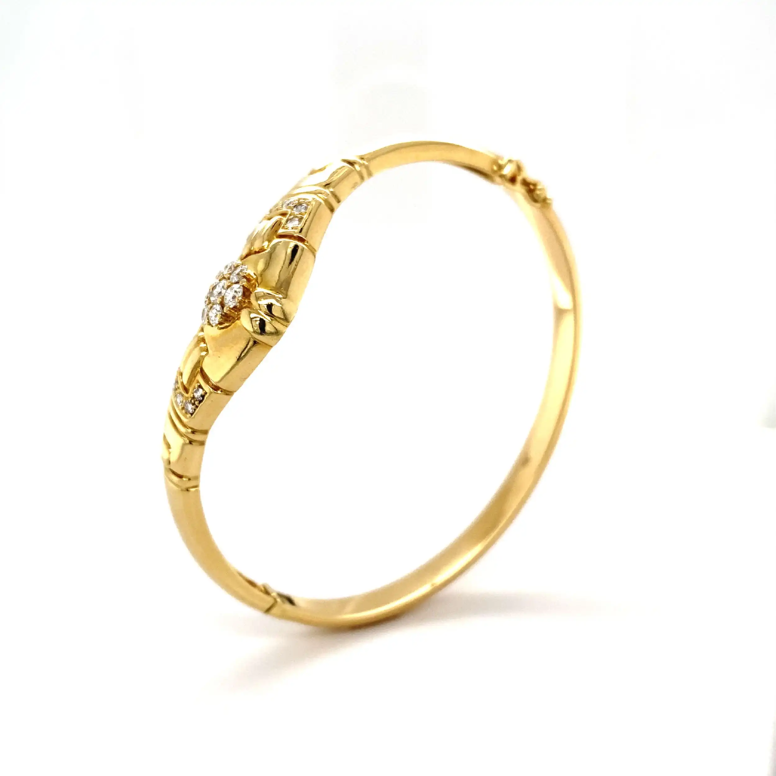 Armreif Gelbgold mit Brillanten, graviert mit 0,75ct Armreif Gelbgold mit Brillanten, graviert mit 0,75ct