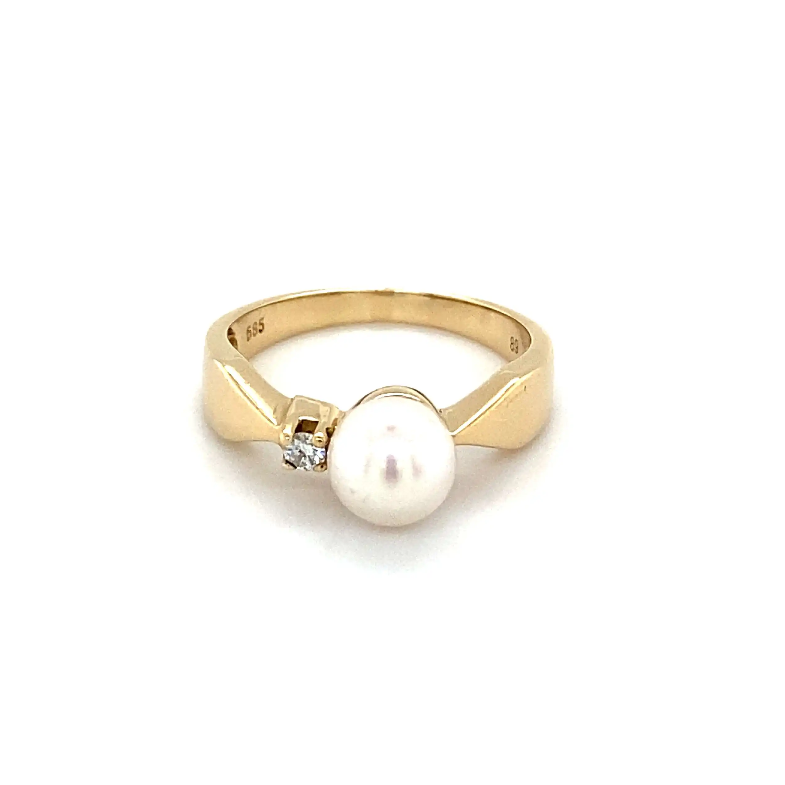 Ring Gelbgold mit Perle und Brillant Ring Gelbgold mit Perle und Brillant