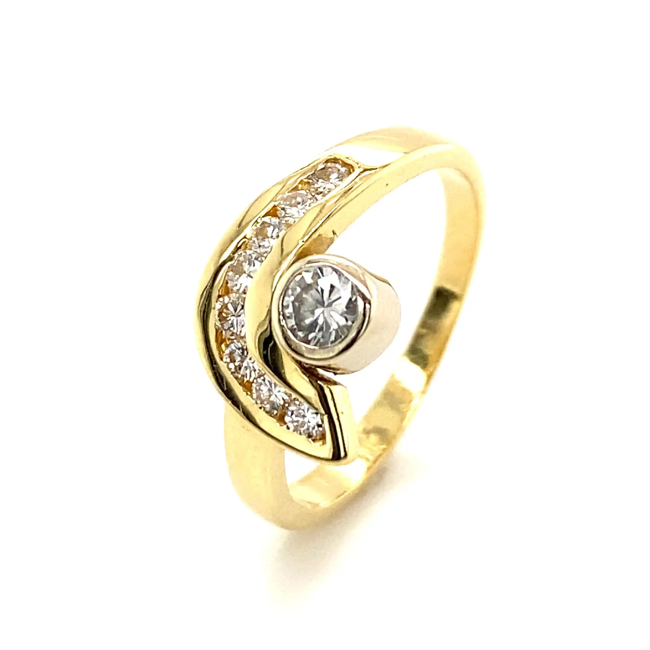 Ring Gelbgold mit Brillanten, Solitär graviert mit 0,20ct und Melee mit 0,16ct. Ring Gelbgold mit Brillanten, Solitär graviert mit 0,20ct und Melee mit 0,16ct.