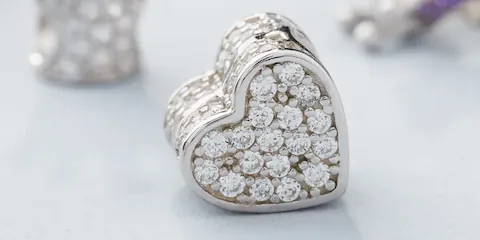 Herzförmiger Charm Anhänger Herzförmiger Charm Anhänger