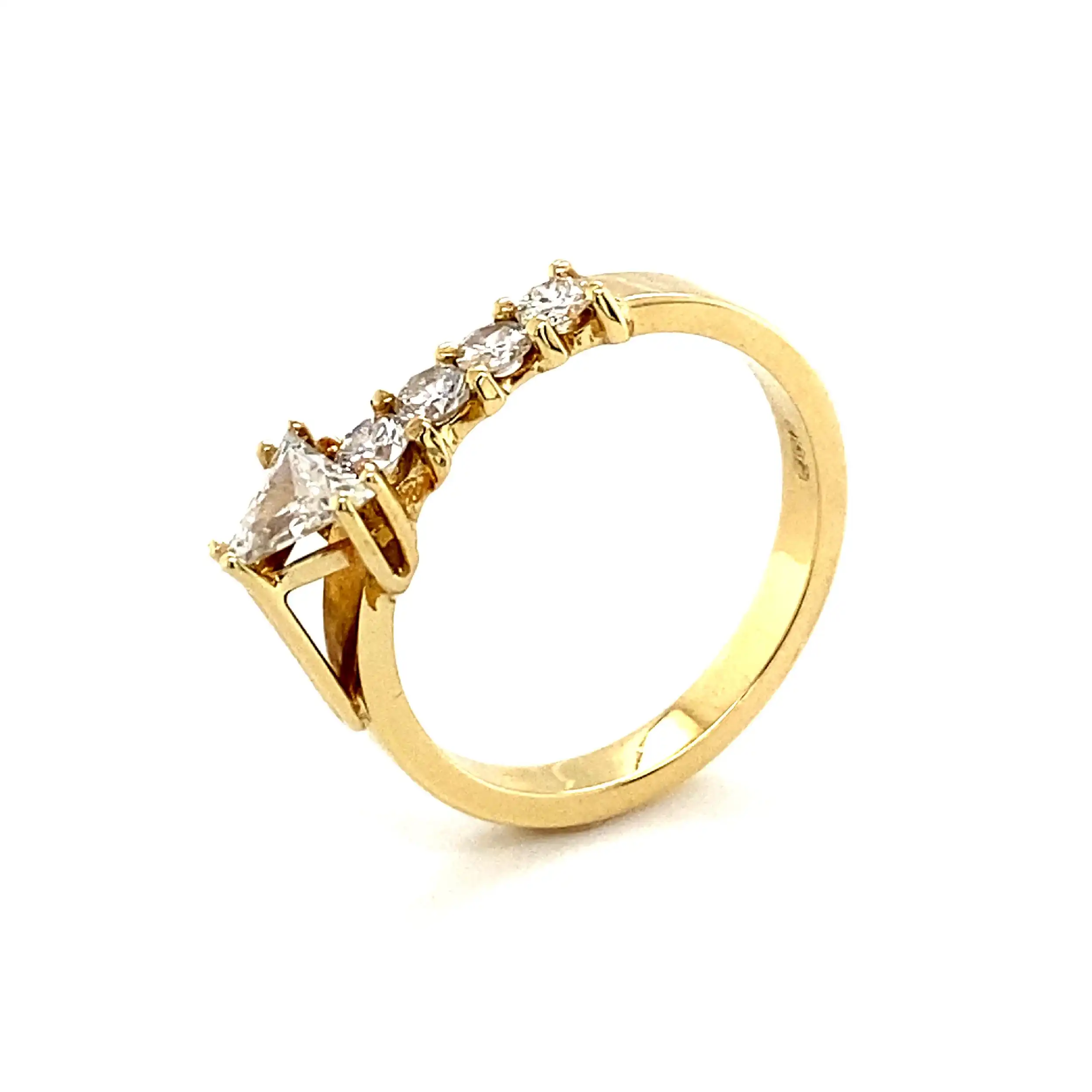 Ring Gelbgold mit Triangel-Diamant-Solitär & Brillanten