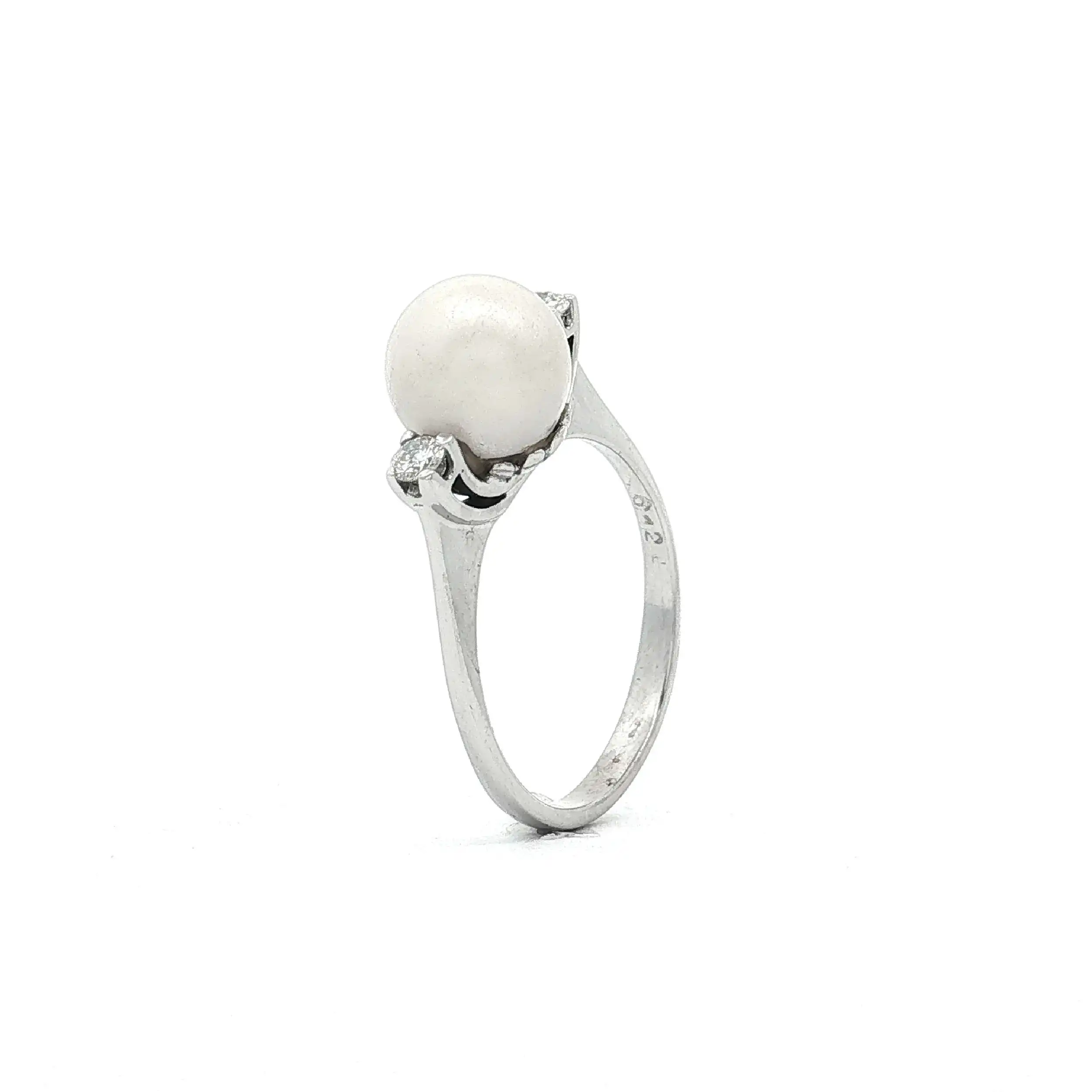 Ring Weißgold mit Perle und Brillanten, graviert mit 0,12ct Ring Weißgold mit Perle und Brillanten, graviert mit 0,12ct